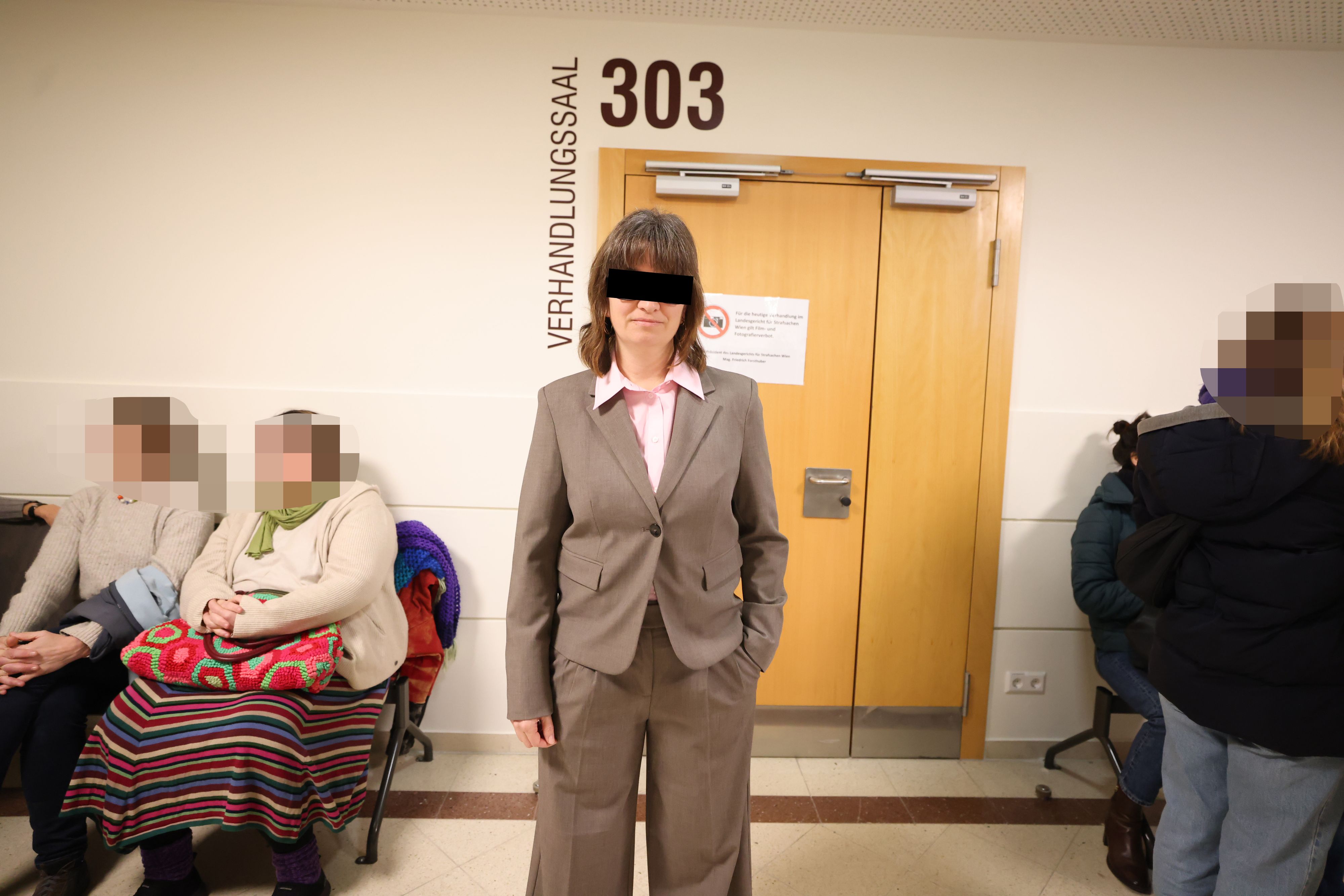 Hebamme Margarete W. (42) vor Gericht in Wien. 