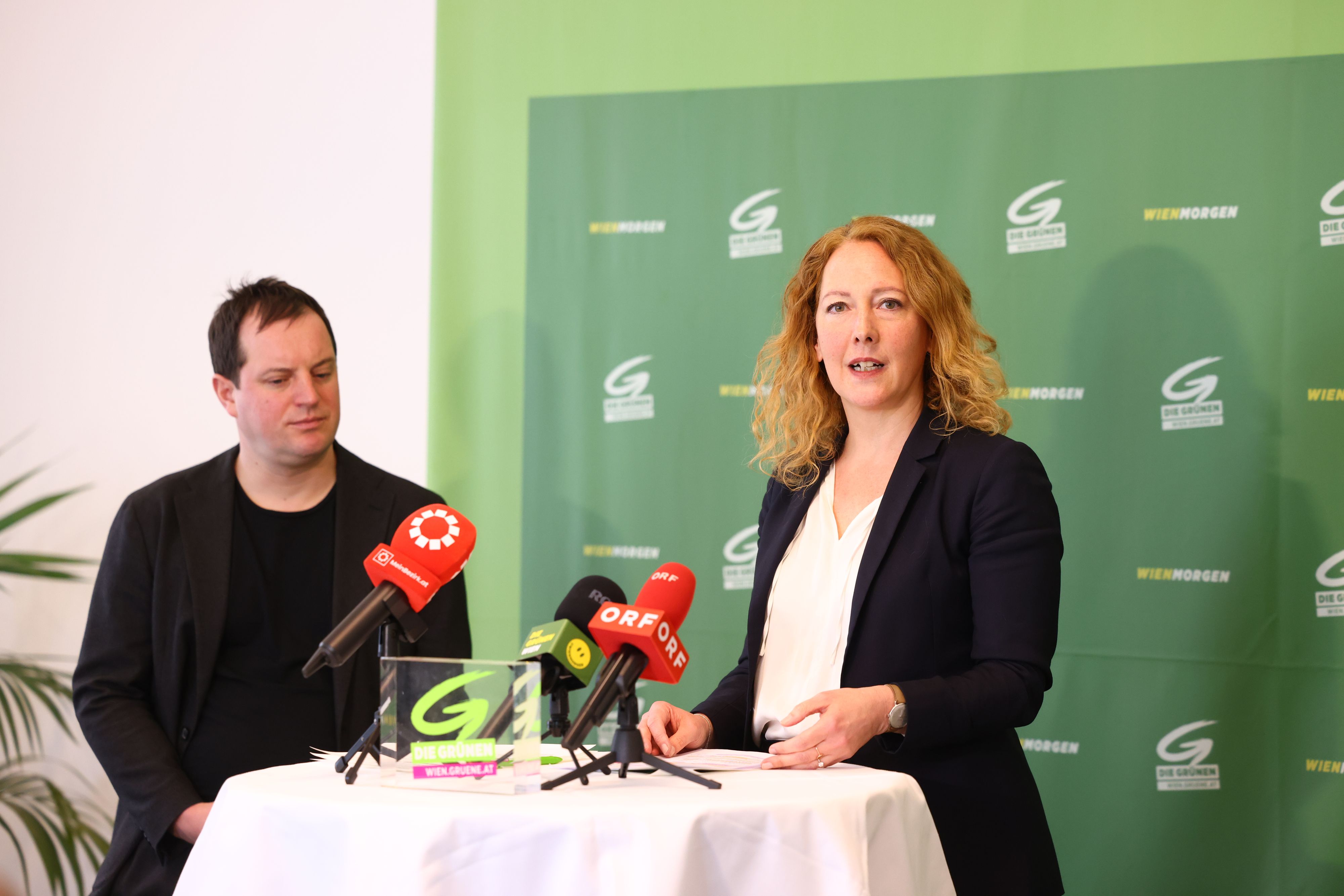 Georg Prack, Wohnsprecher der Grünen Wien und die Grüne-Parteivorsitzende Judith Pühringer (v.l.)