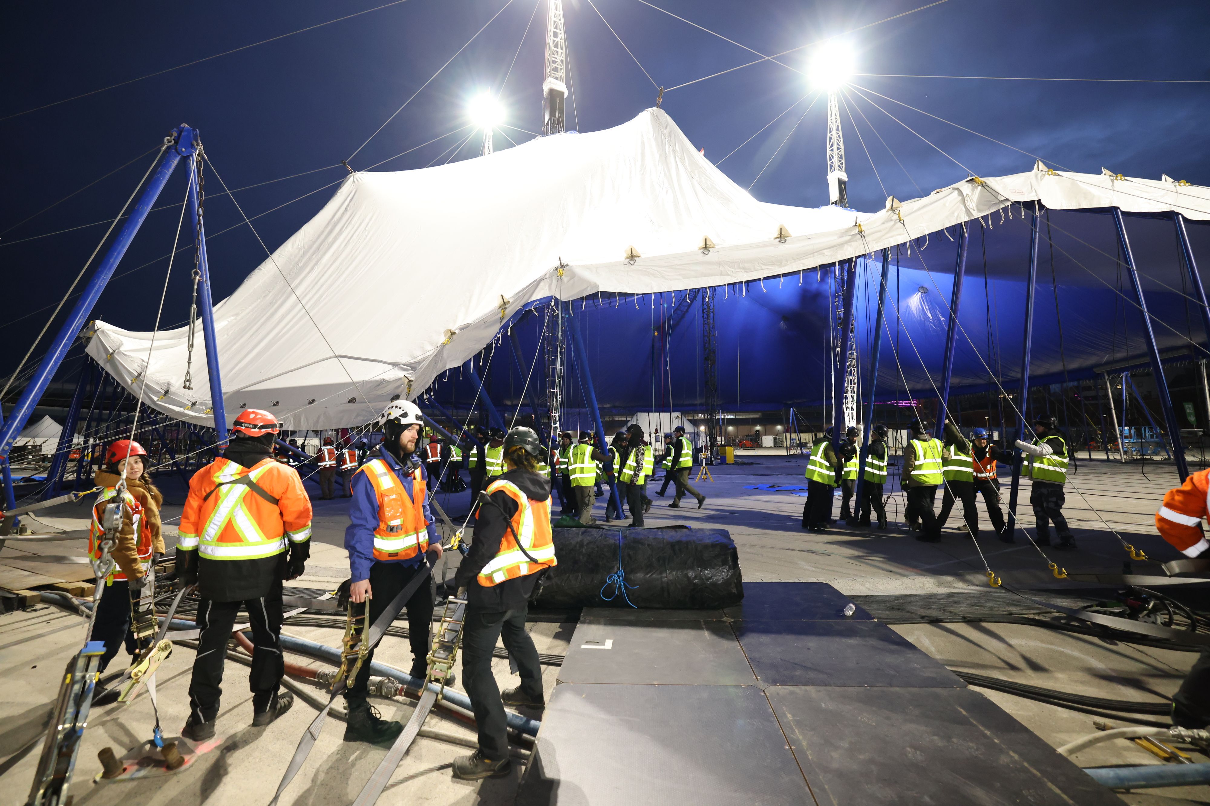 Nach mehreren Verzögerungen wurde das neue Zelt des Cirque du Soleil dann bei Flutflicht aufgebaut.
