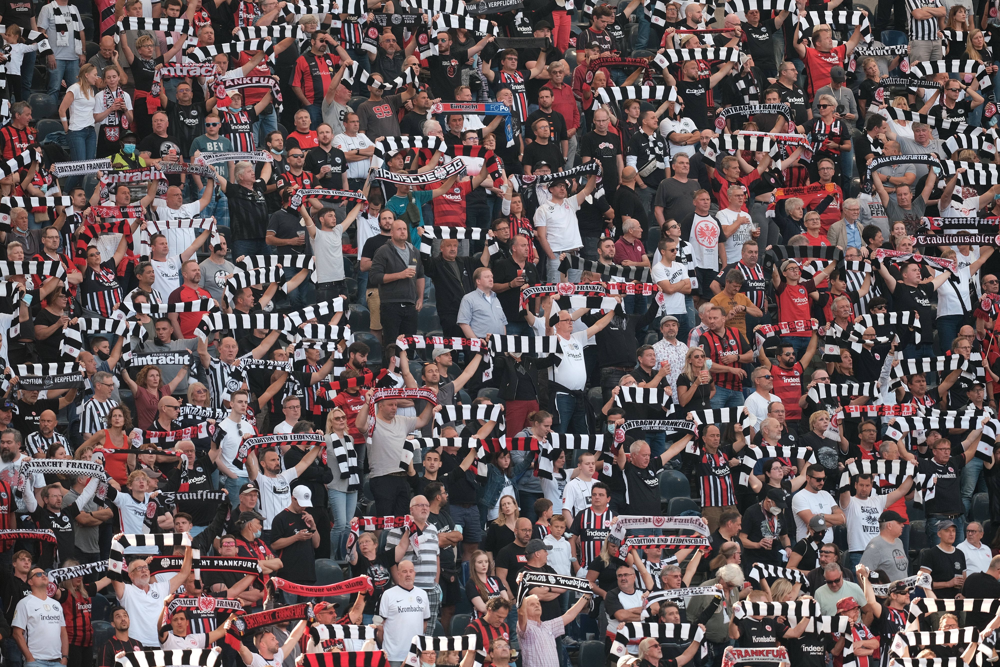 Fans von Eintracht Frankfurt halfen den Einsatzkräften.