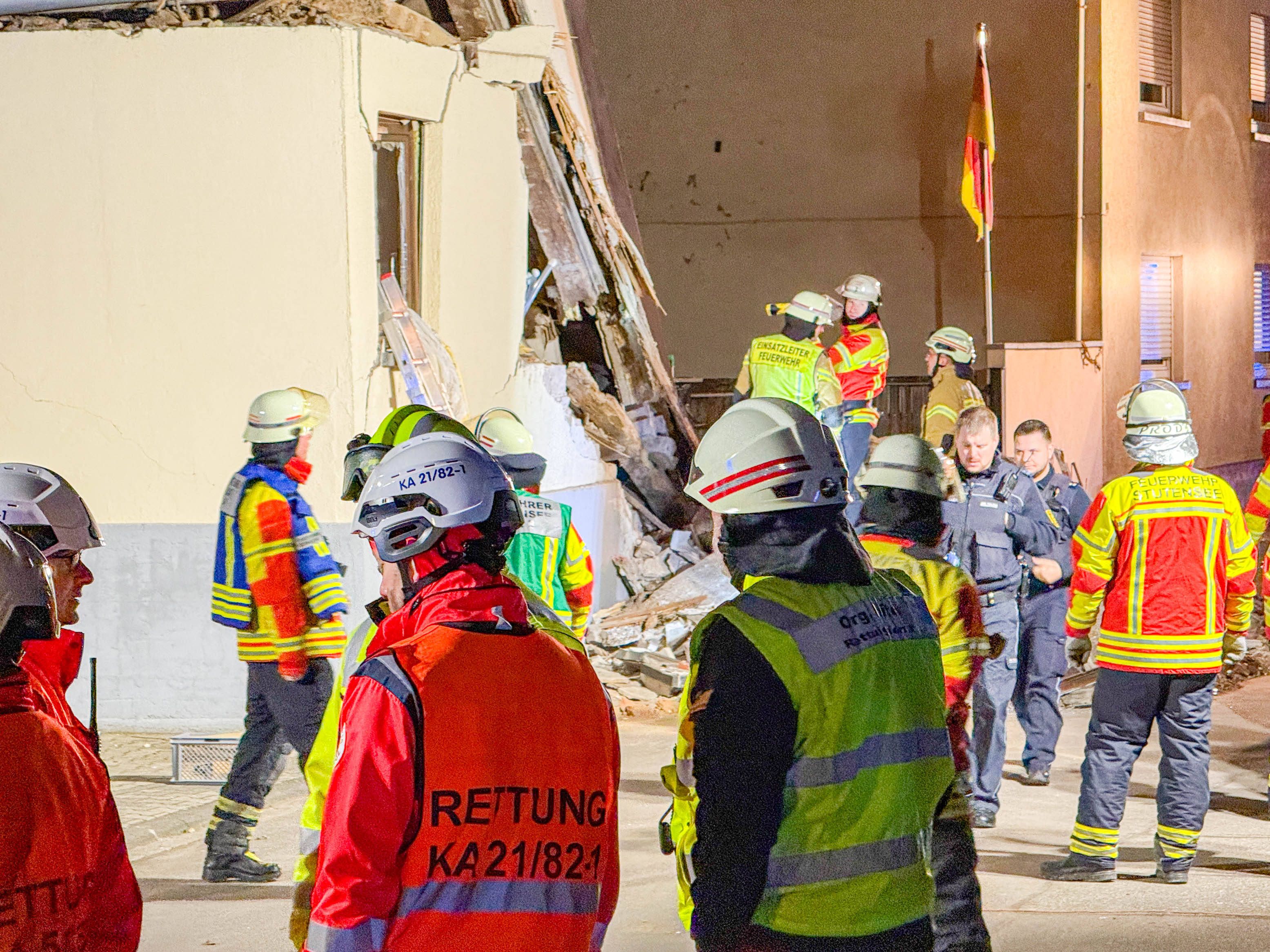 Beim Einsturz eines Einfamilienhauses wurde ein Mann unter den Trümmern begraben.