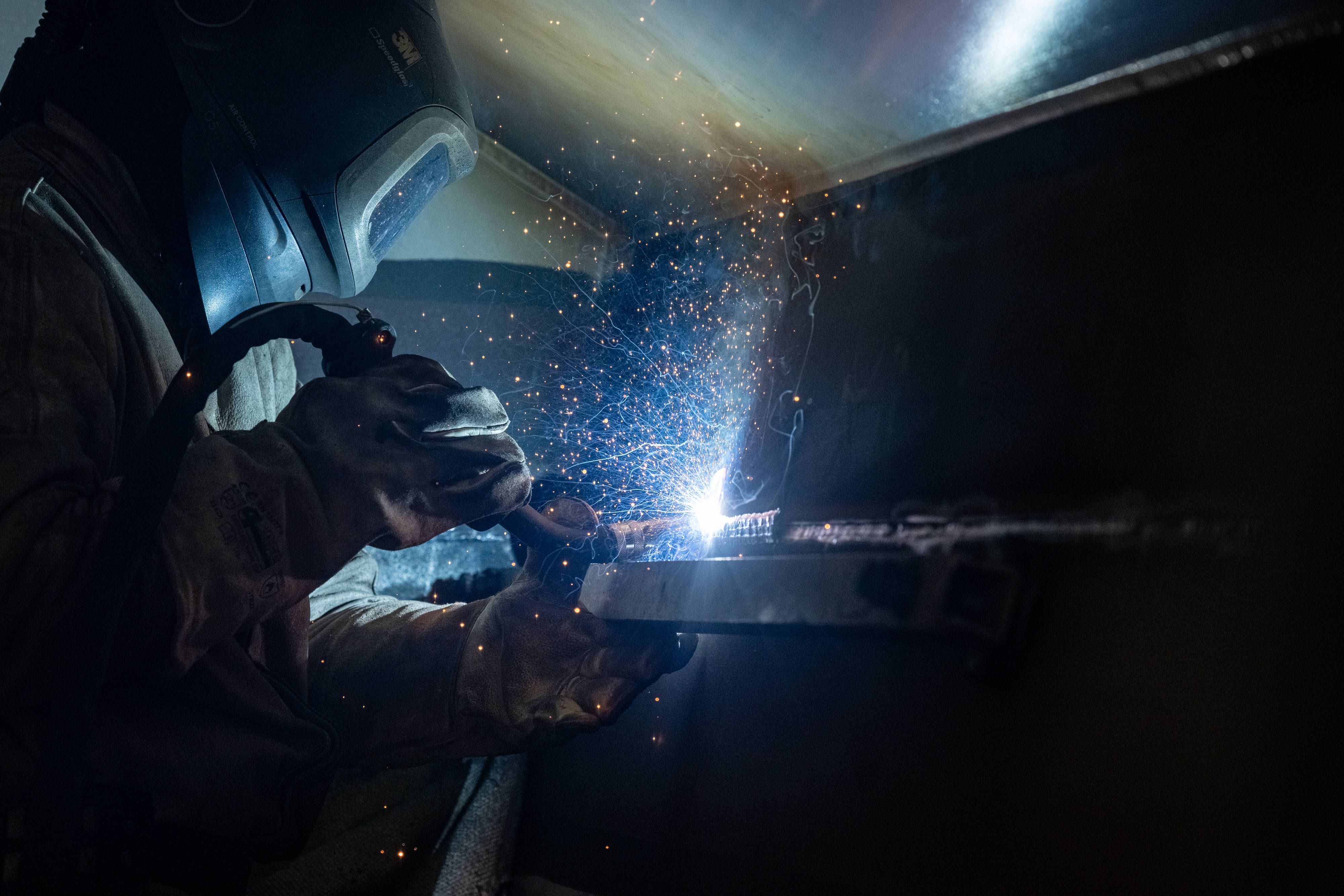 In zahlreichen Unternehmen fehlt es weiterhin an Arbeitskräften (Symbolbild).