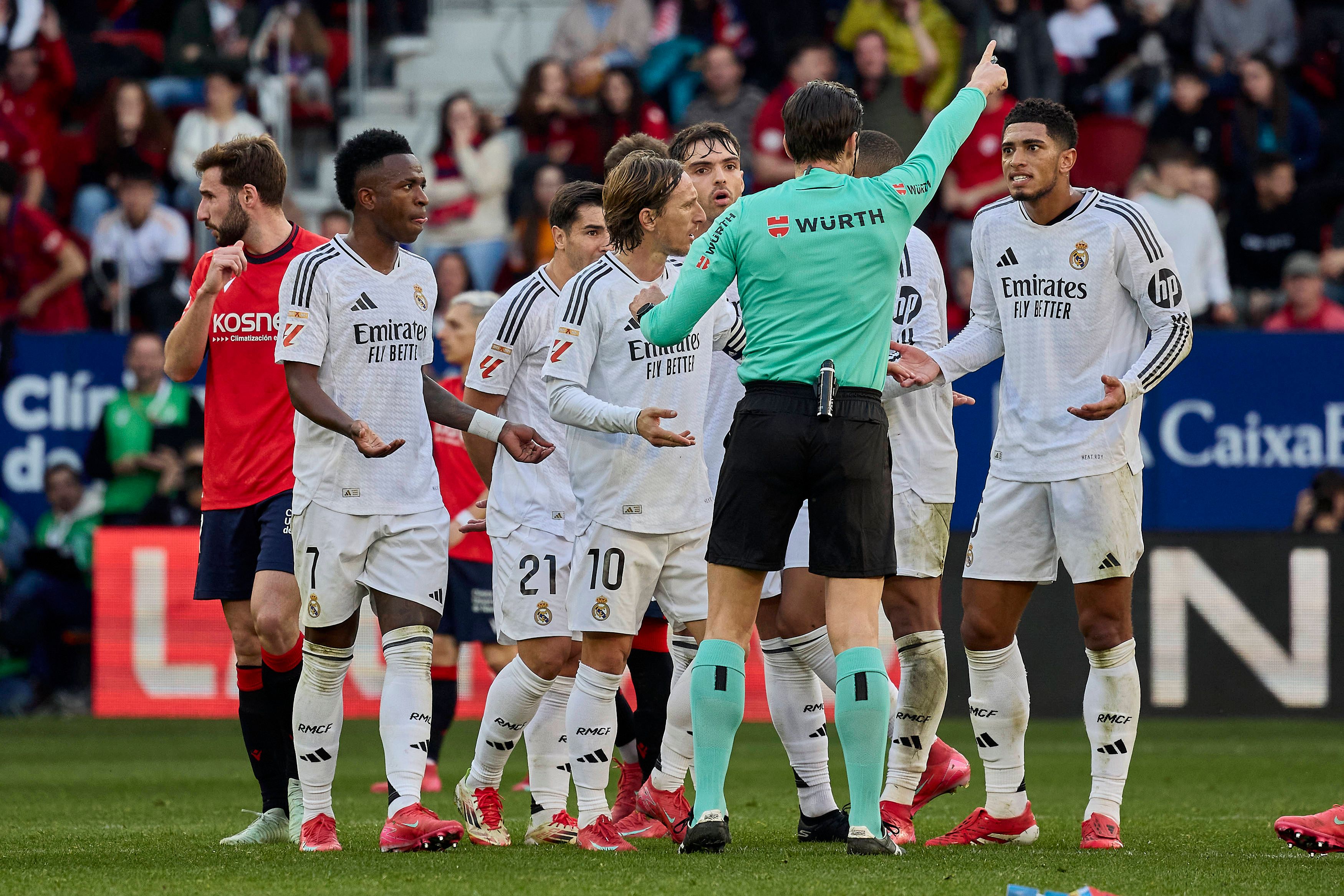 Jude Bellingham (r.) starrt den Referee nach dem Ausschluss entgeistert an.