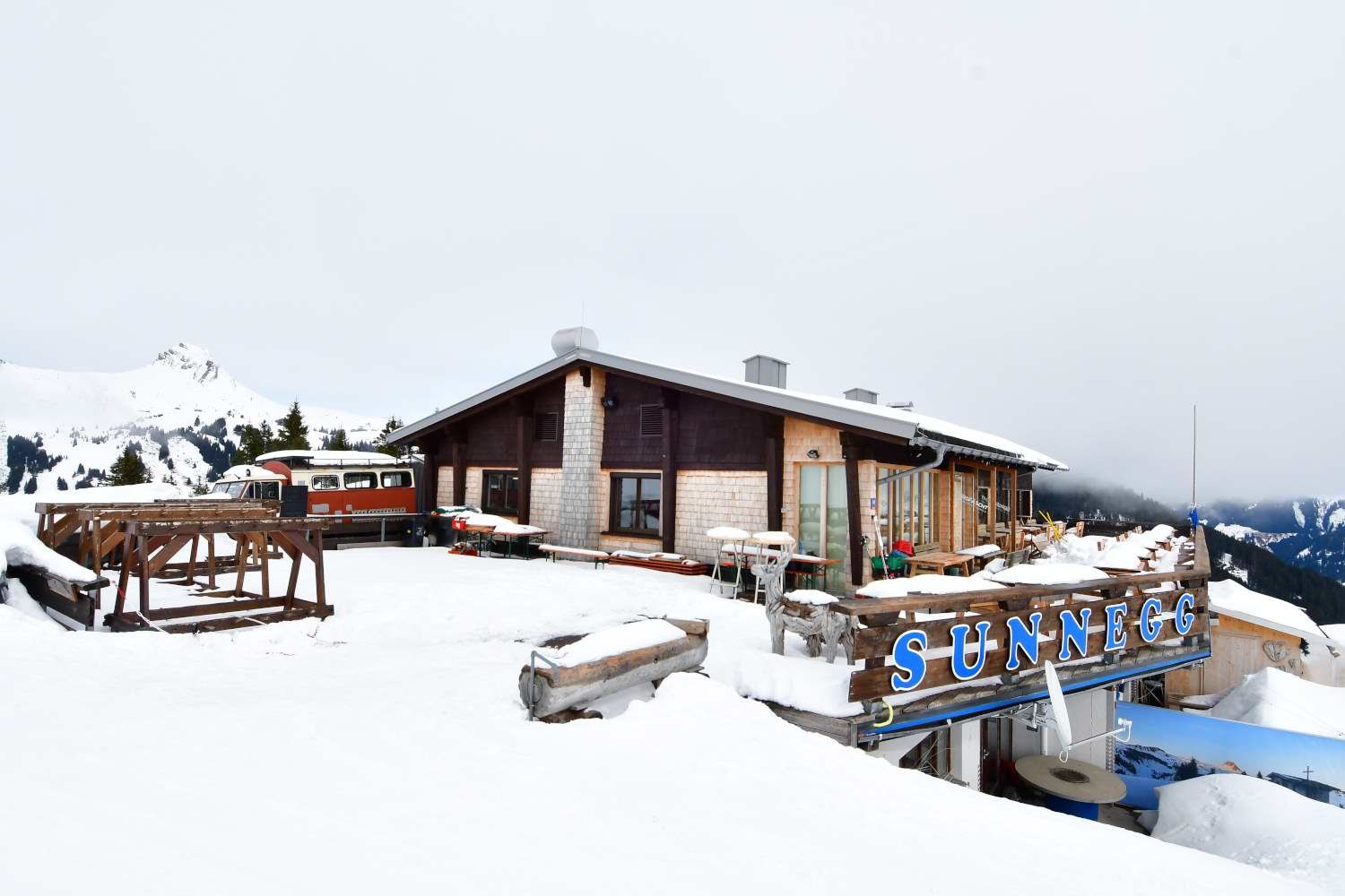 Die Skihütte Sunnegg liegt direkt an der Skipiste in Mellau-Damüls.