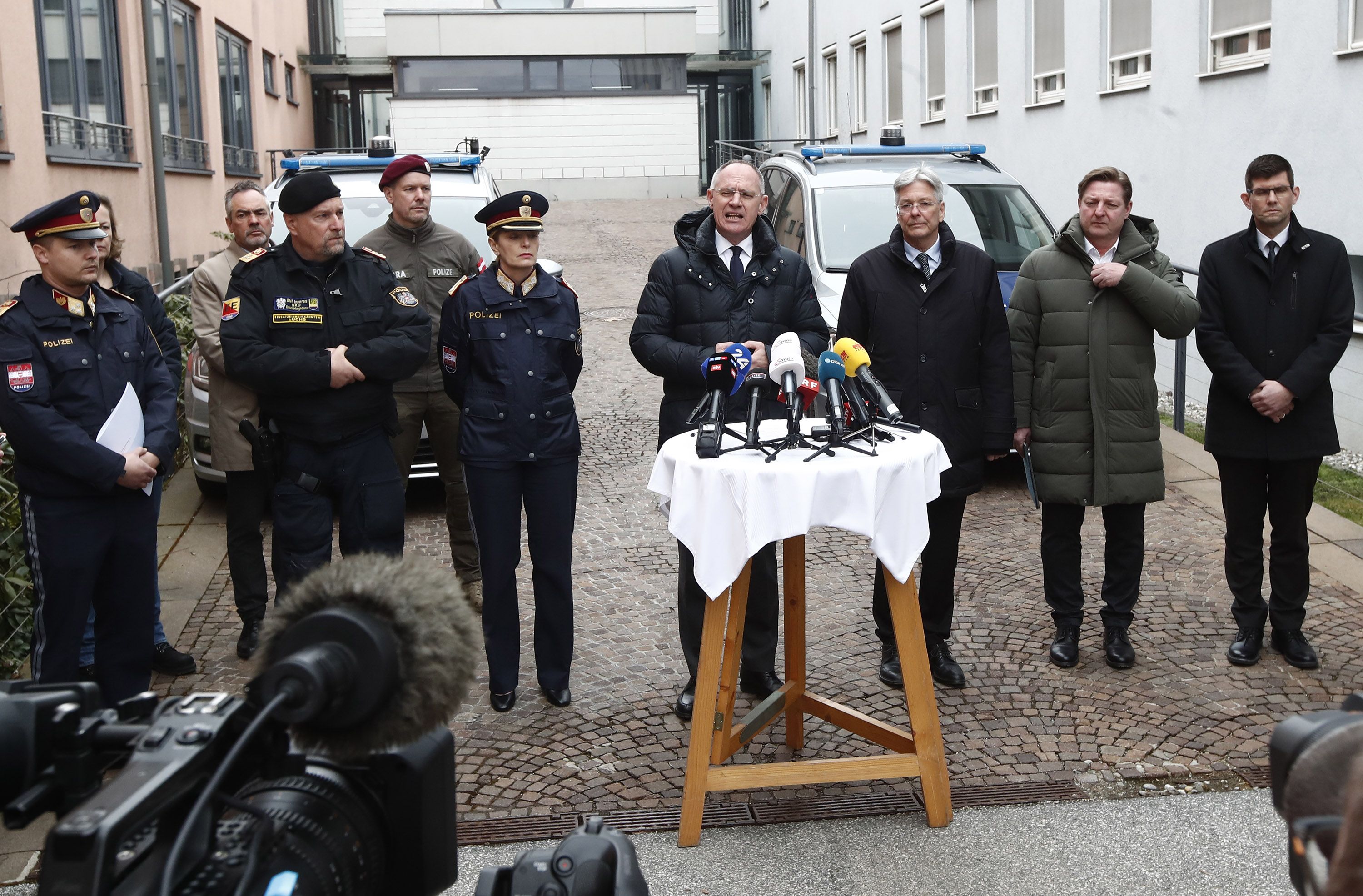 Innenminister Gerhard Karner (ÖVP, m.) am 16. Februar 2025 bei seiner Pressekonferenz zum Messerattentat in Villach.