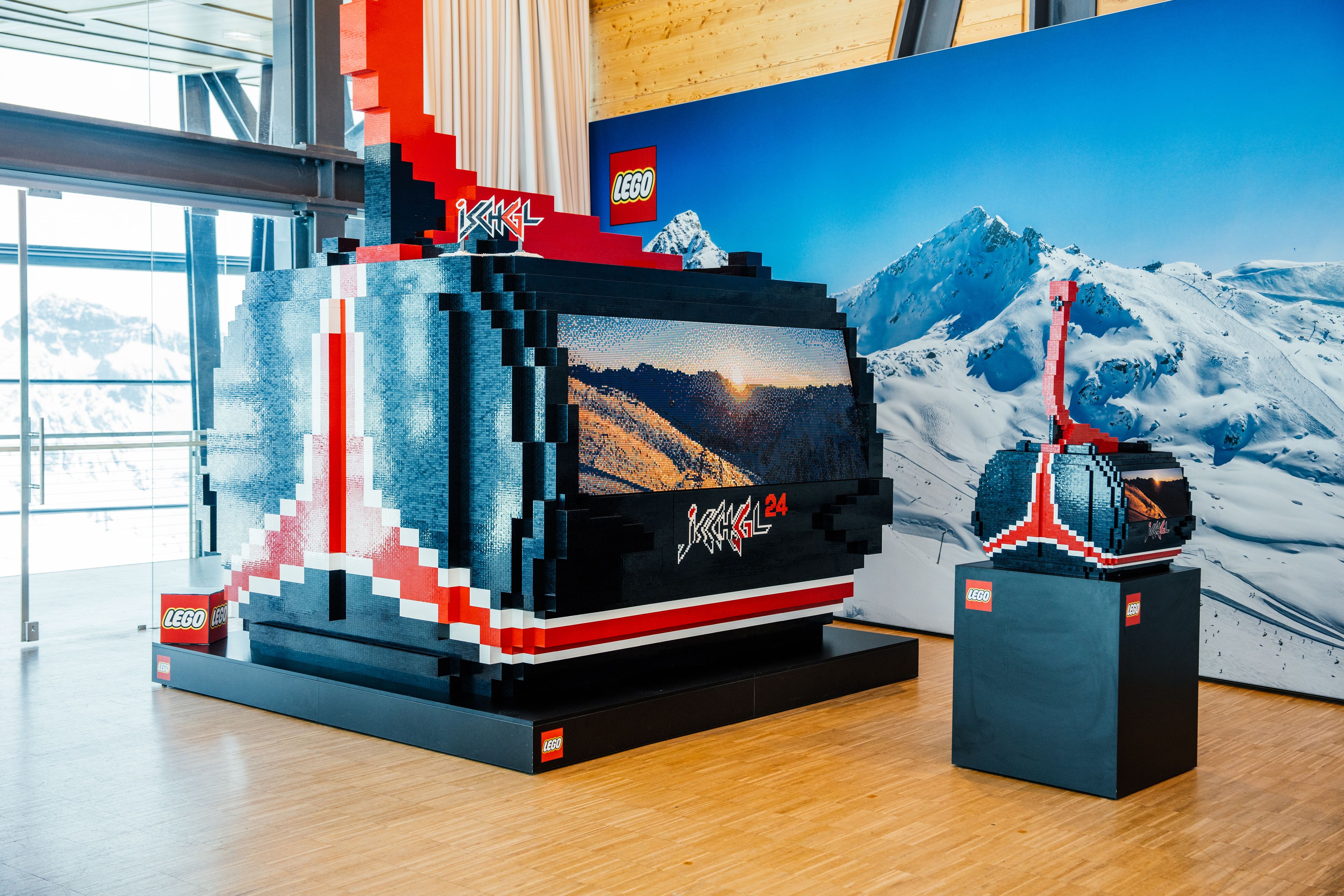 Ein besonderes Merkmal der Gondel sind die Fensterflächen, die mit Mosaiken gestaltet sind und ikonische Bilder aus Ischgl zeigen.