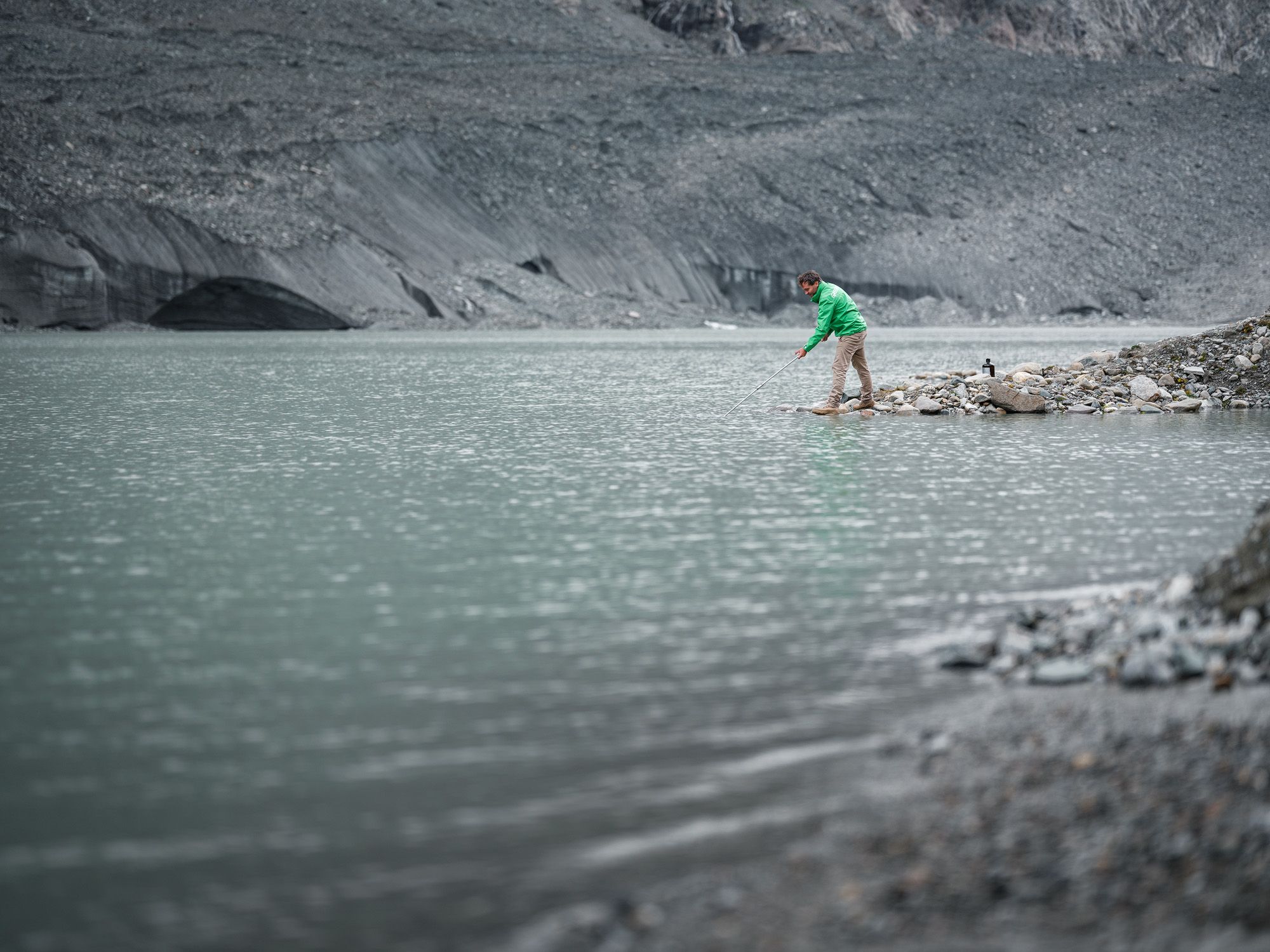 Probenentnahme vom See der Pasterze am Großglockner.