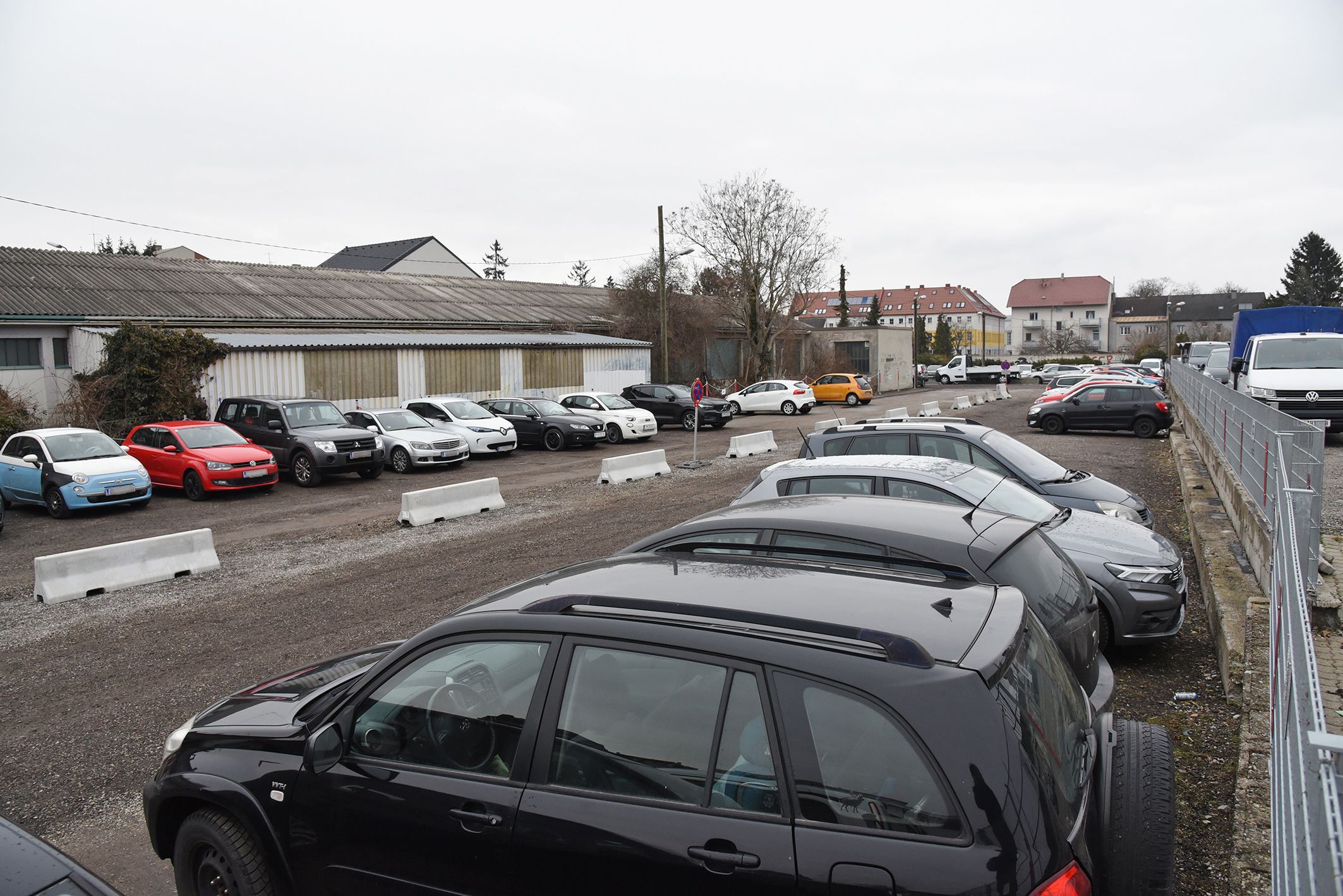 Auf dem geschotterten Grundstück nördlich des Bahnhofs in St. Pölten soll Platz für 100 geordnete Stellplätze geschaffen werden.