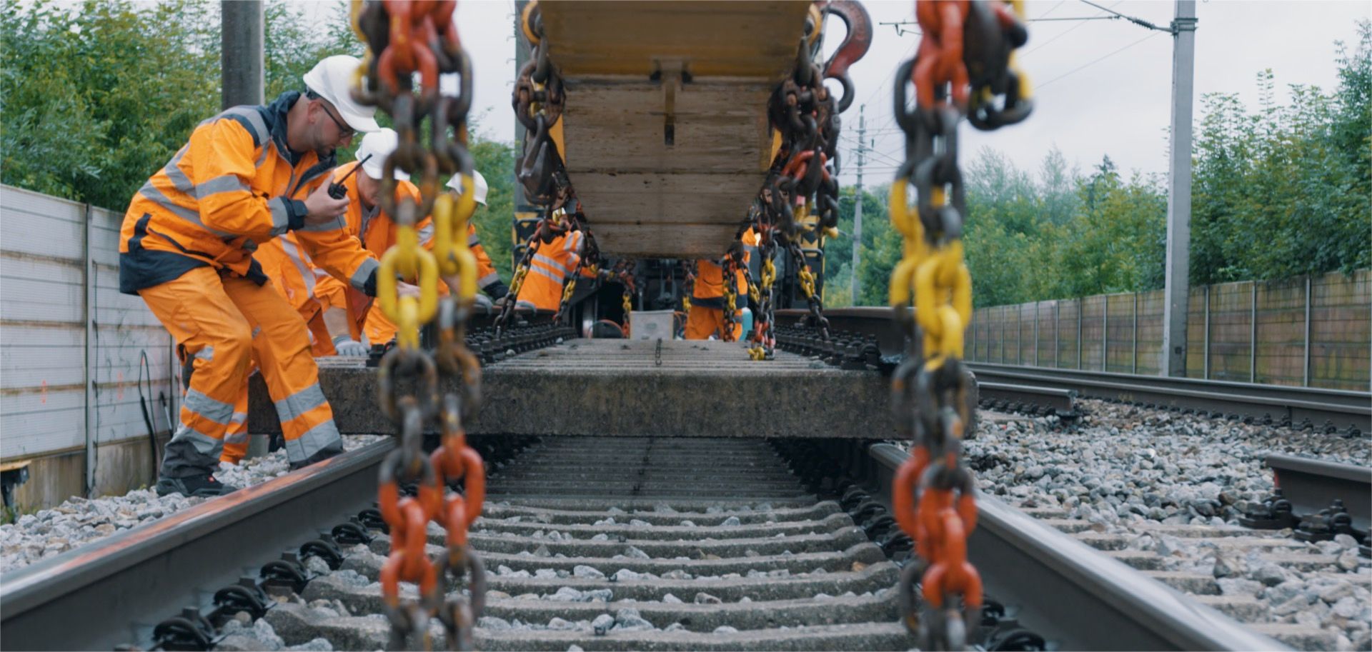 Da die Arbeiten auf der freien Strecke durchgeführt werden, sind Anrainer von Lärm wohl nicht betroffen.