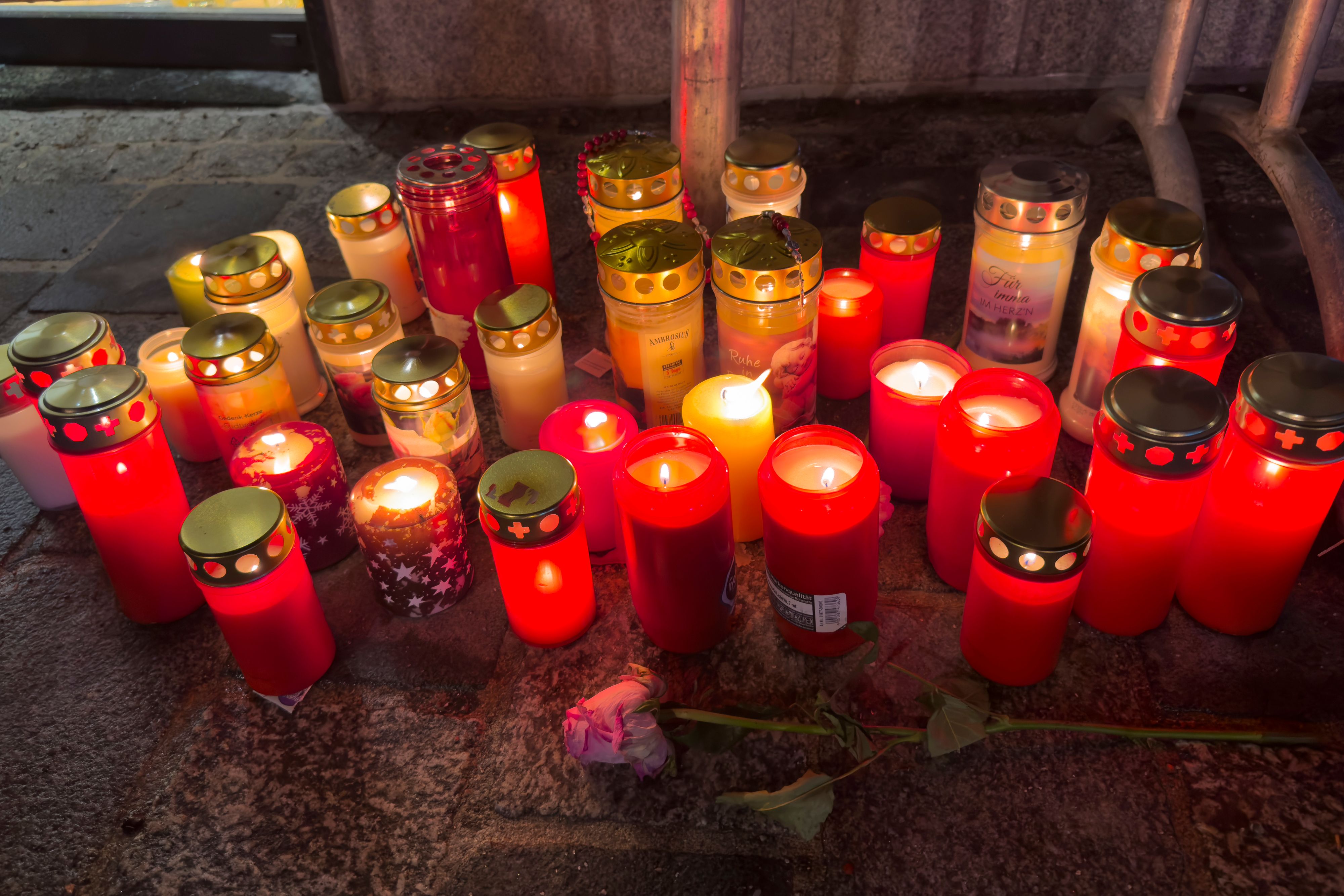 Zahlreiche Menschen haben ihre Anteilnahme gezeigt und Kerzen aufgestellt. 