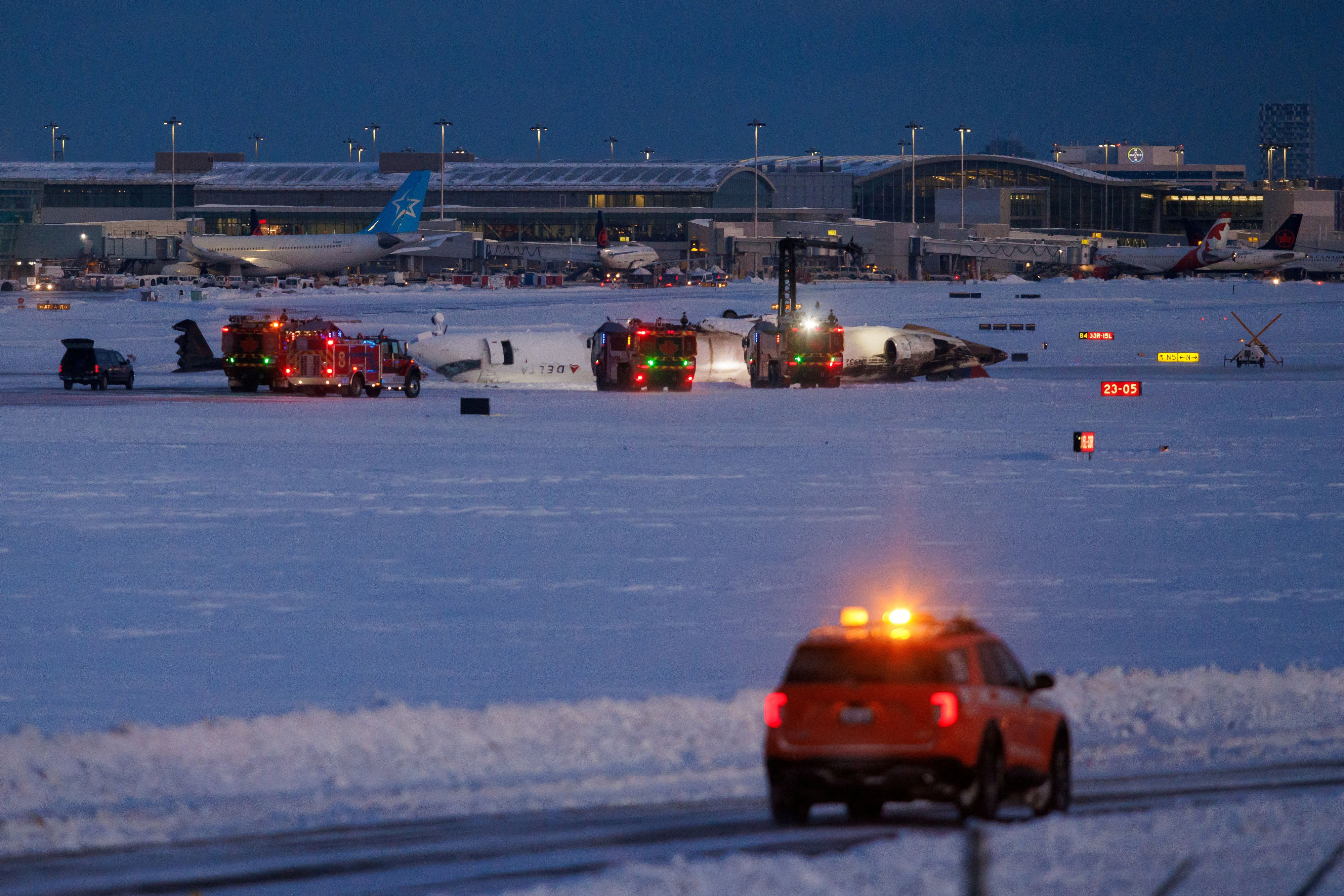 Das Flugzeug liegt nach dem Crash auf dem Kopf. 