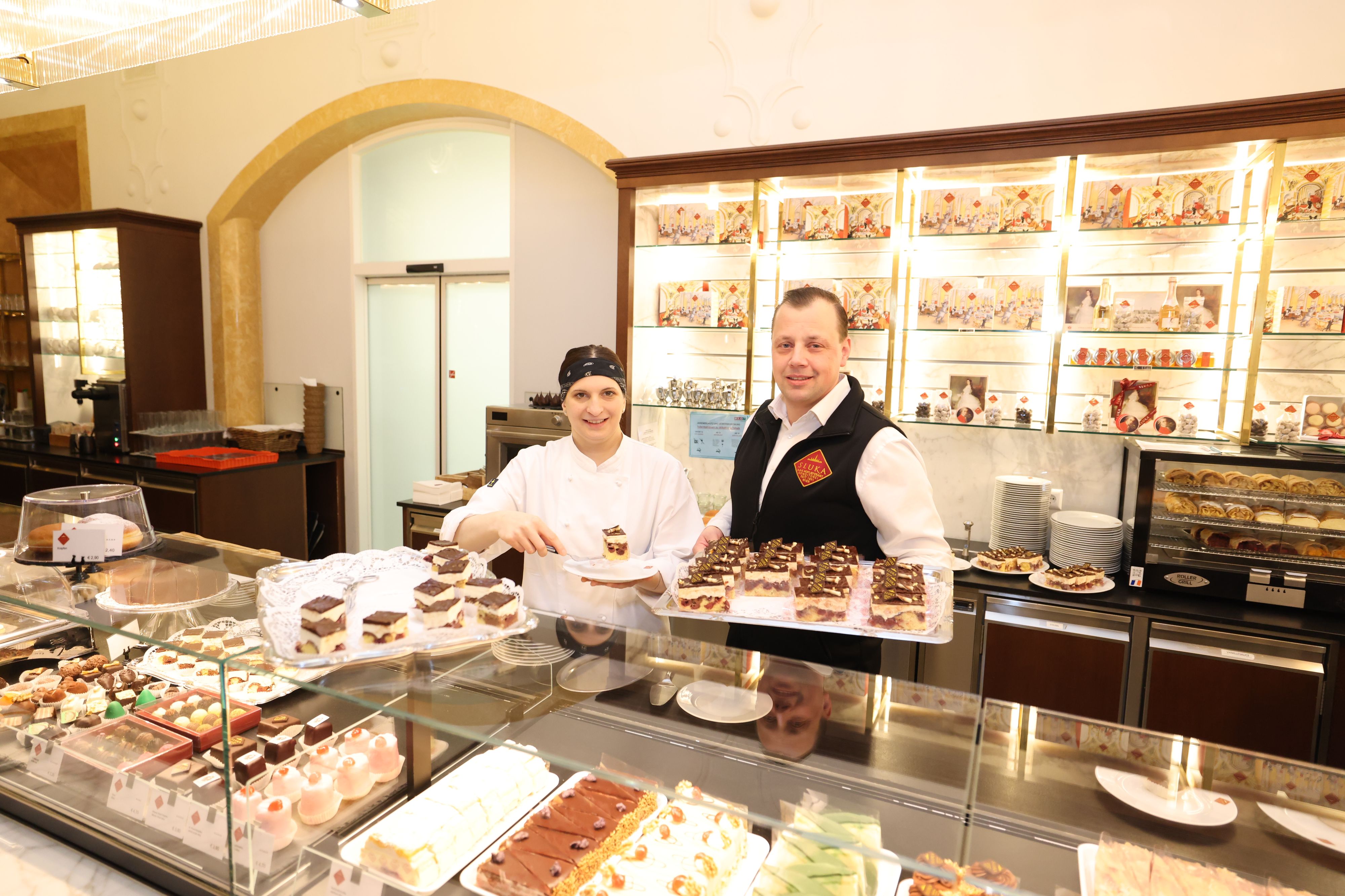Konditormeisterin Manuela Heinisch und Geschäftsführer Christian Pannosch präsentieren die neue Donauwelle.