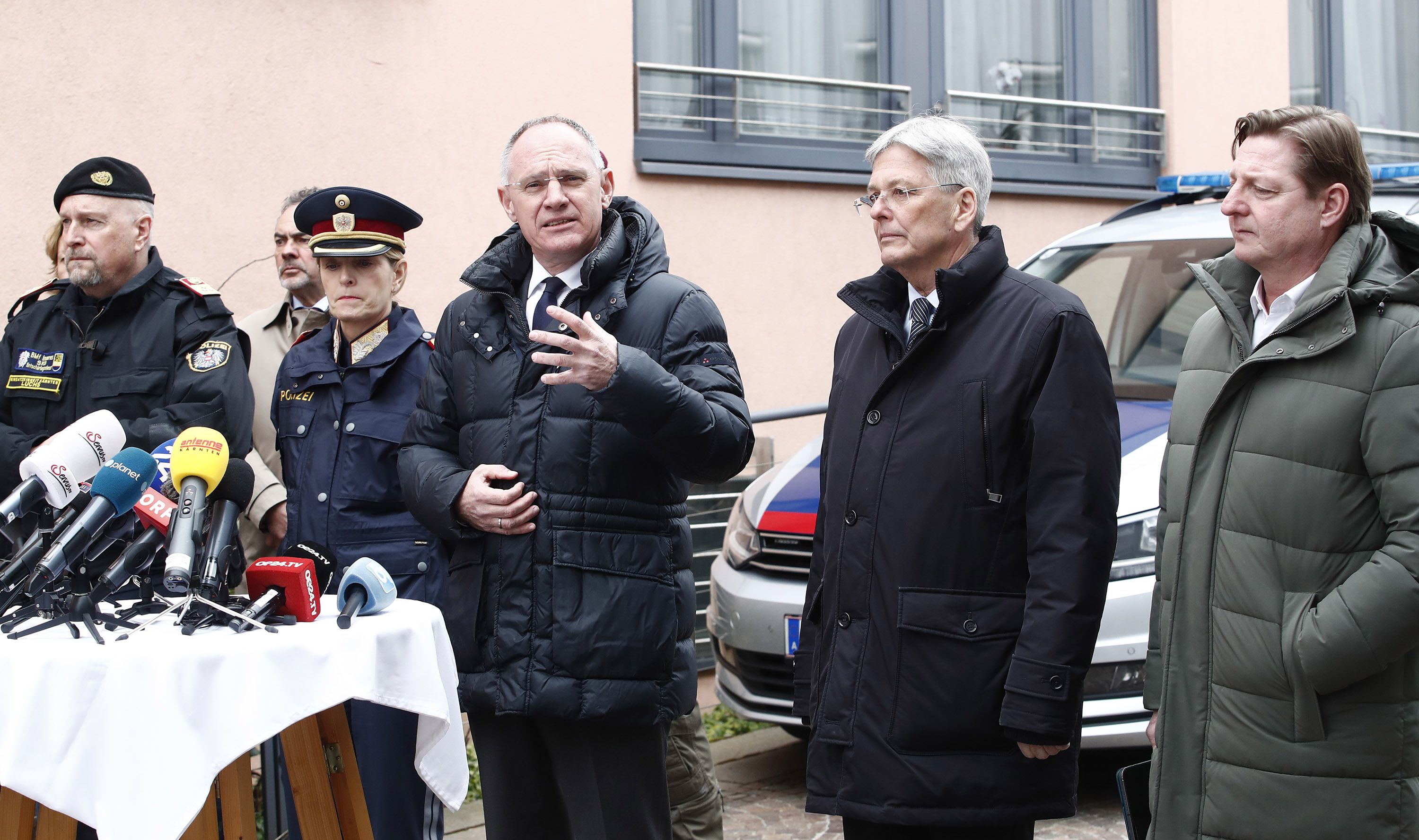Landespolizeidirektorin Michaela Kohlweiß, Innenminister Gerhard Karner und Kärnten-Landeschef Peter Kaiser nach dem Messerattentat in Villach.