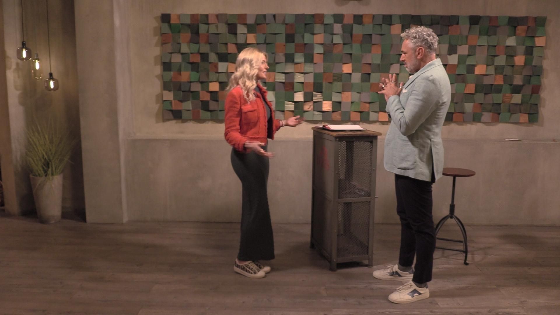 Roland Trettl empfängt Antonia vor ihrem Date.