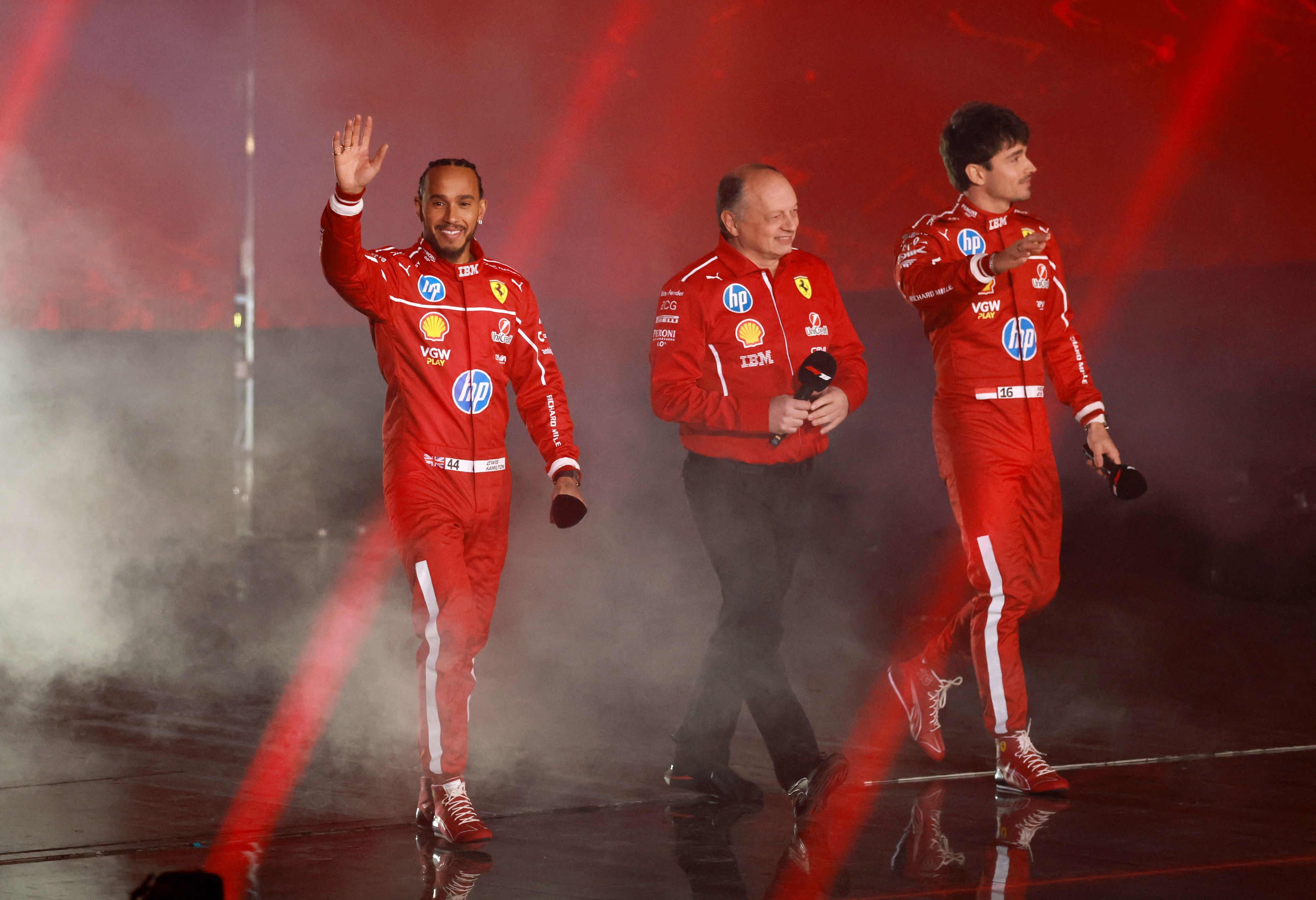 Lewis Hamilton von Ferrari mit Teamchef Frederic Vasseur und Charles Leclerc