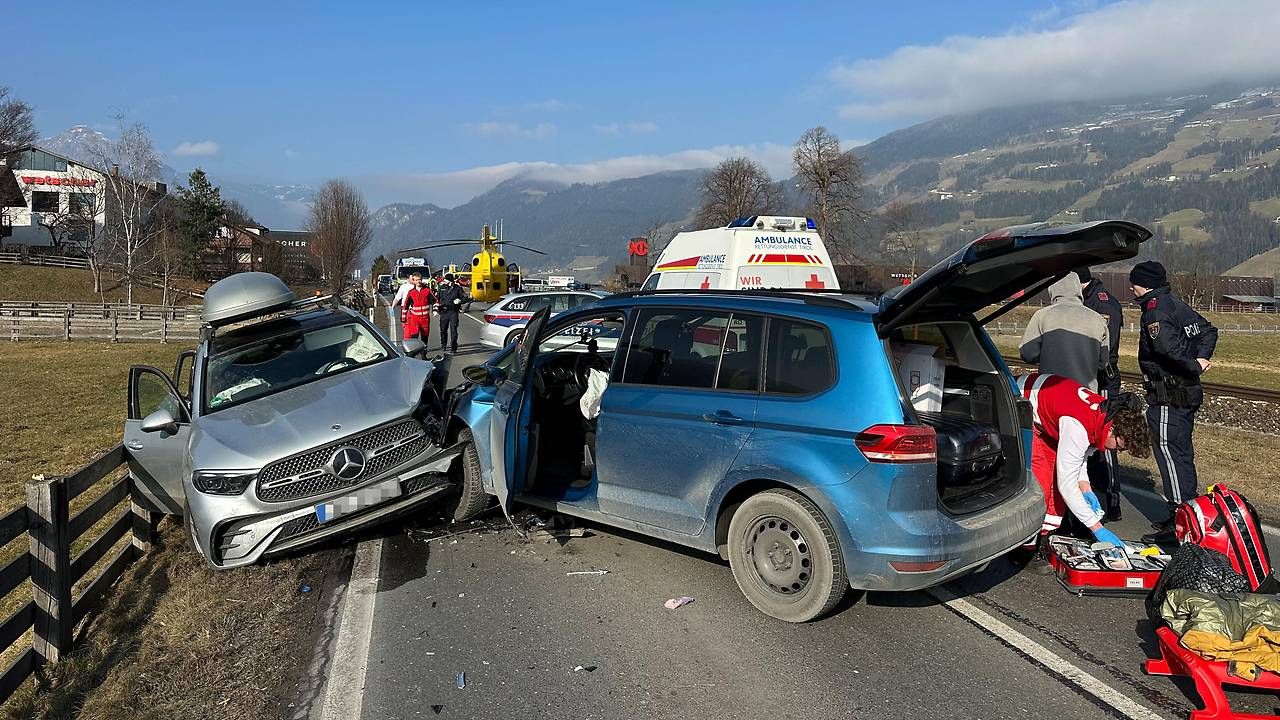 Beide Unfallautos wurden bei der Kollision schwer demoliert.