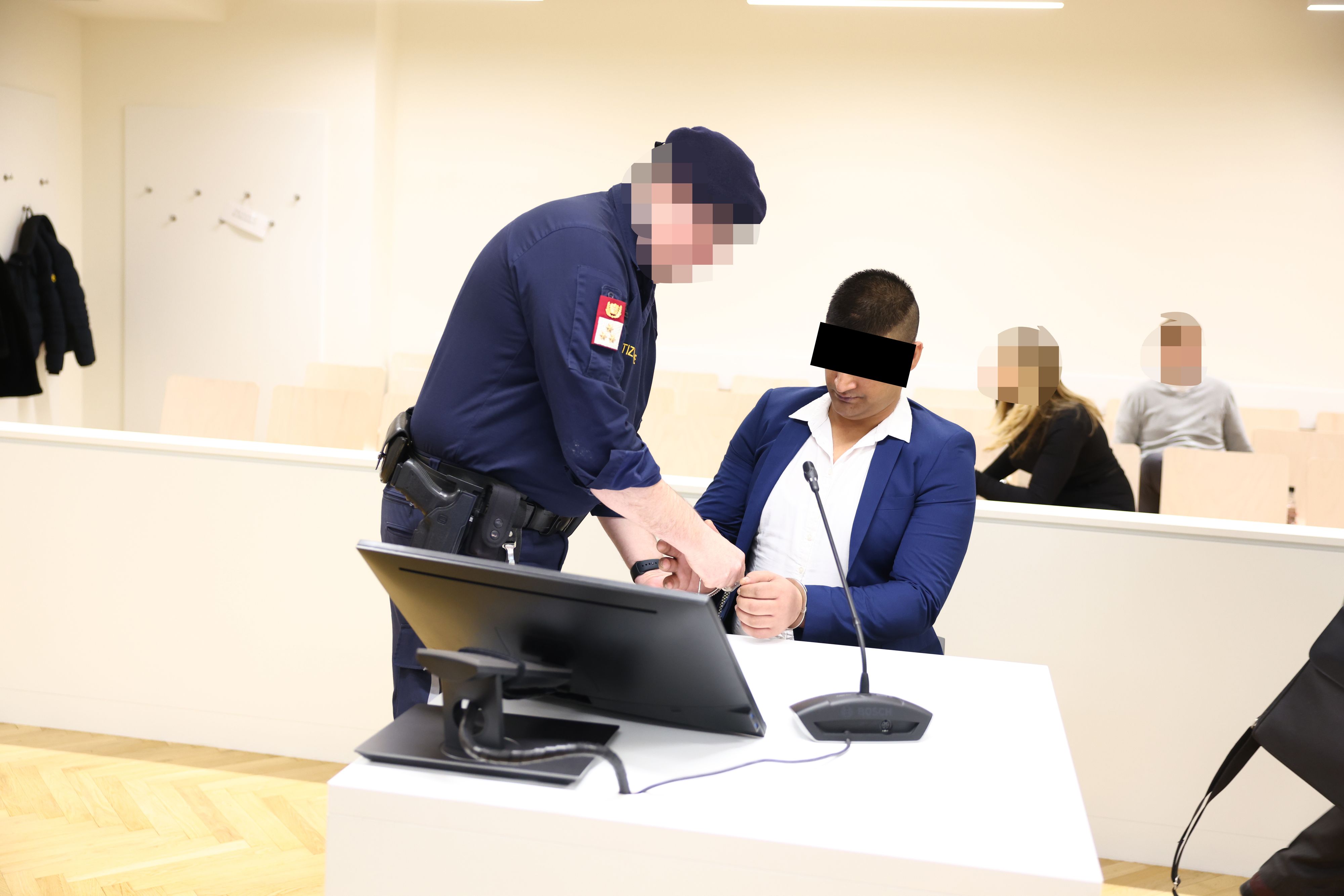 Verdächtiger soll Frau auf Friedhof überfallen haben. 