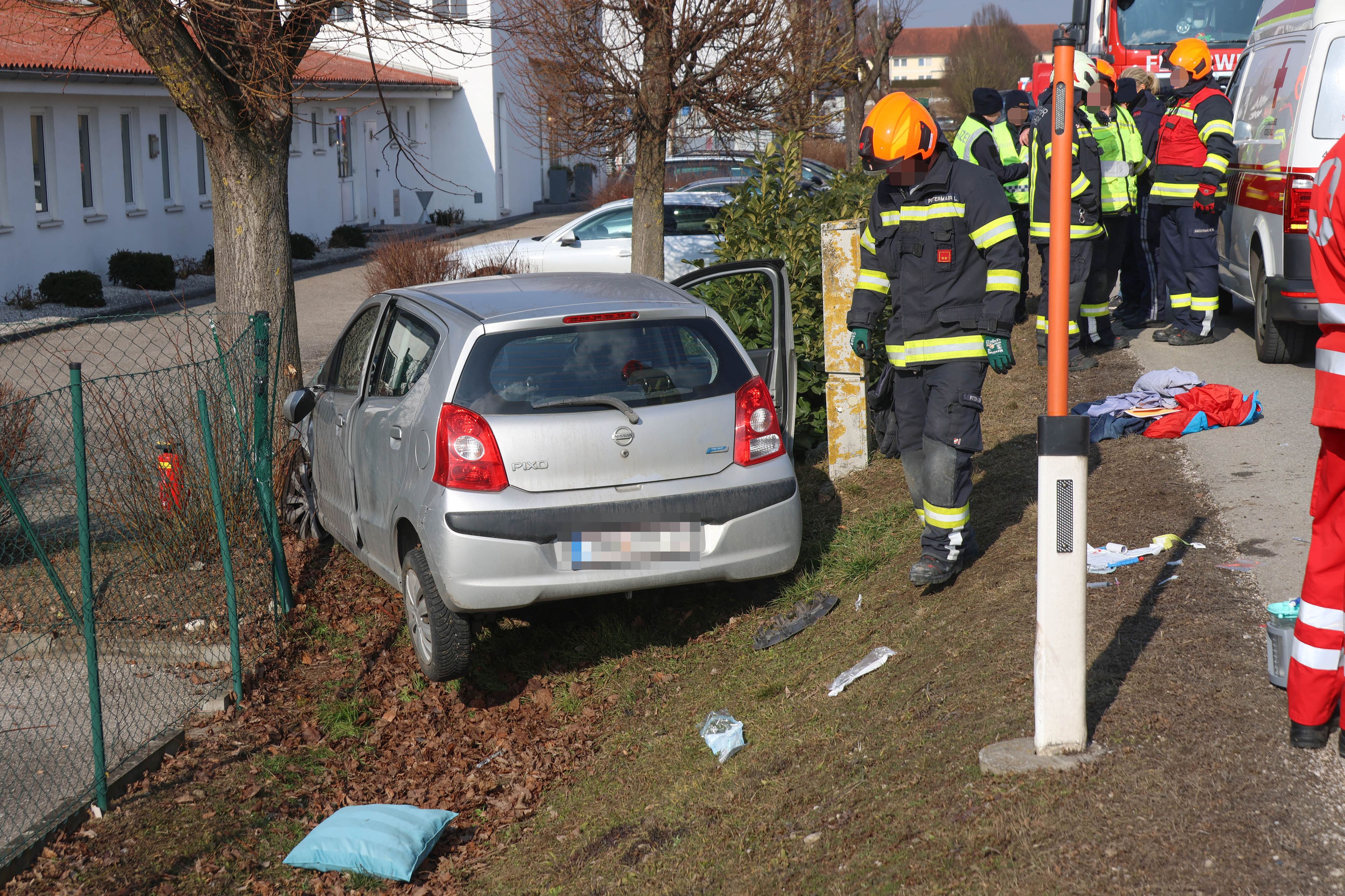 Der Wagen kam im Bezirk Wels-Land von der Straße ab und krachte gegen einen Baum.