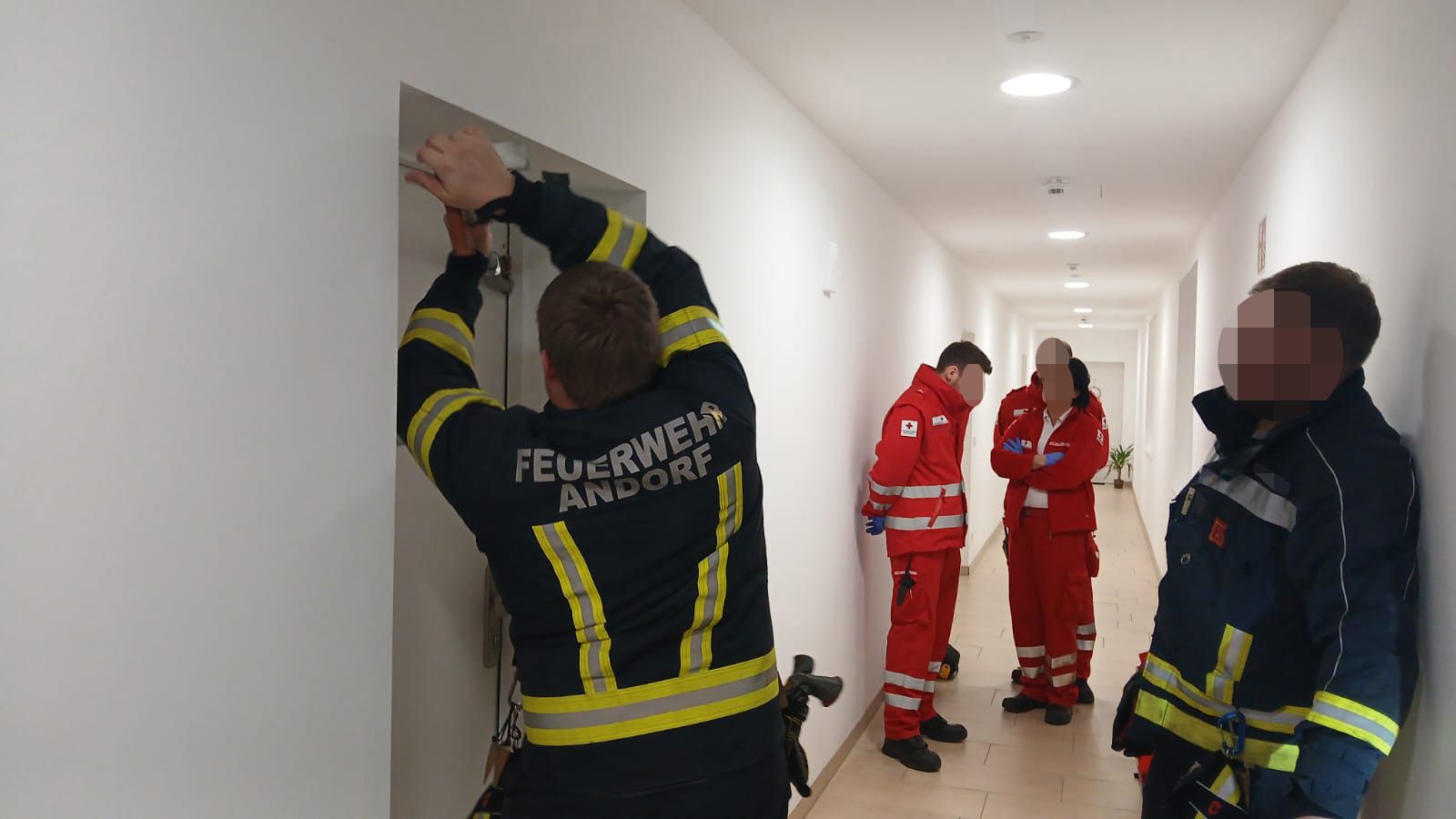 Schwere Geschütze: Die FF Andorf musste insgesamt vier Türen aufbrechen, um zu dem Mann zu gelangen.