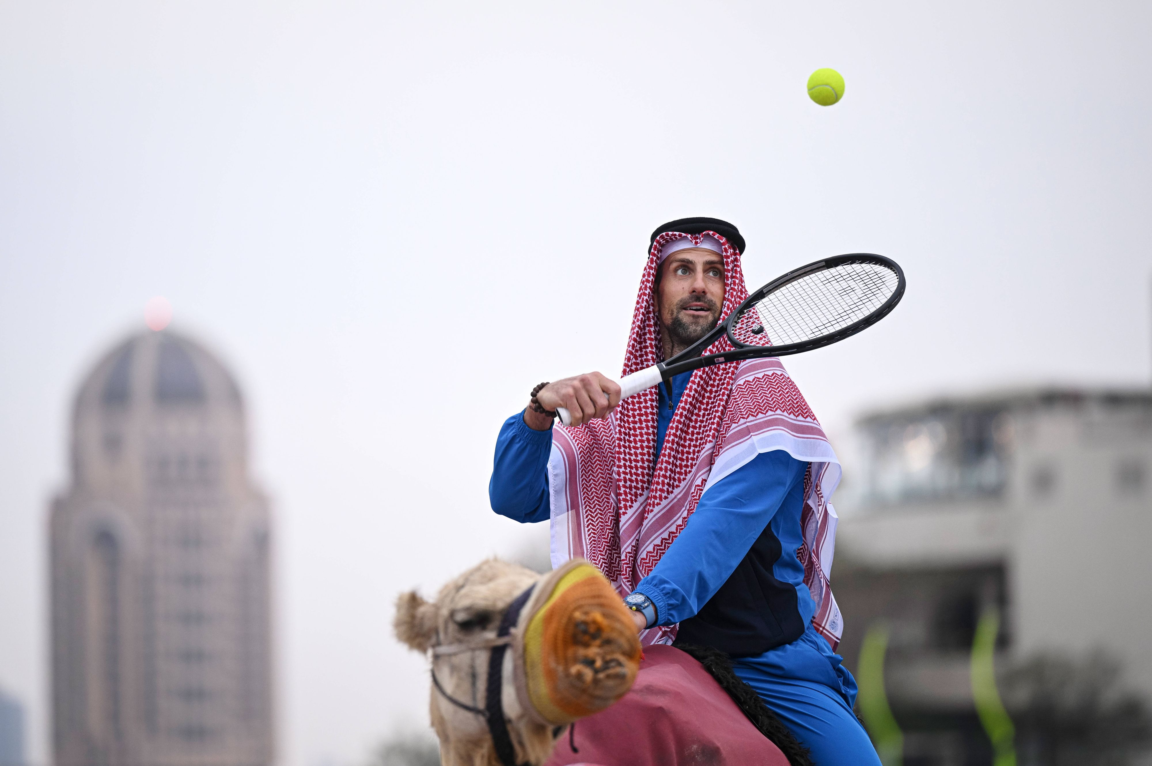 Wüsten-Tennis: Djokovic ließ sich in der Hauptstadt von Katar auf einem Kamel ablichten.
