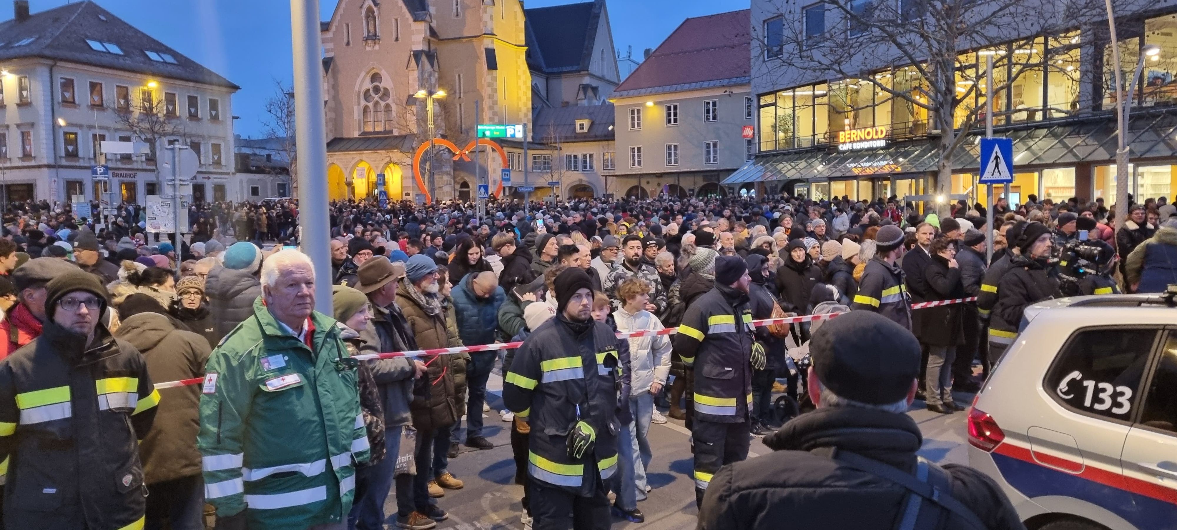 Eine Woche nach dem Terroranschlag herrscht in Villach weiter Trauer und Wut.