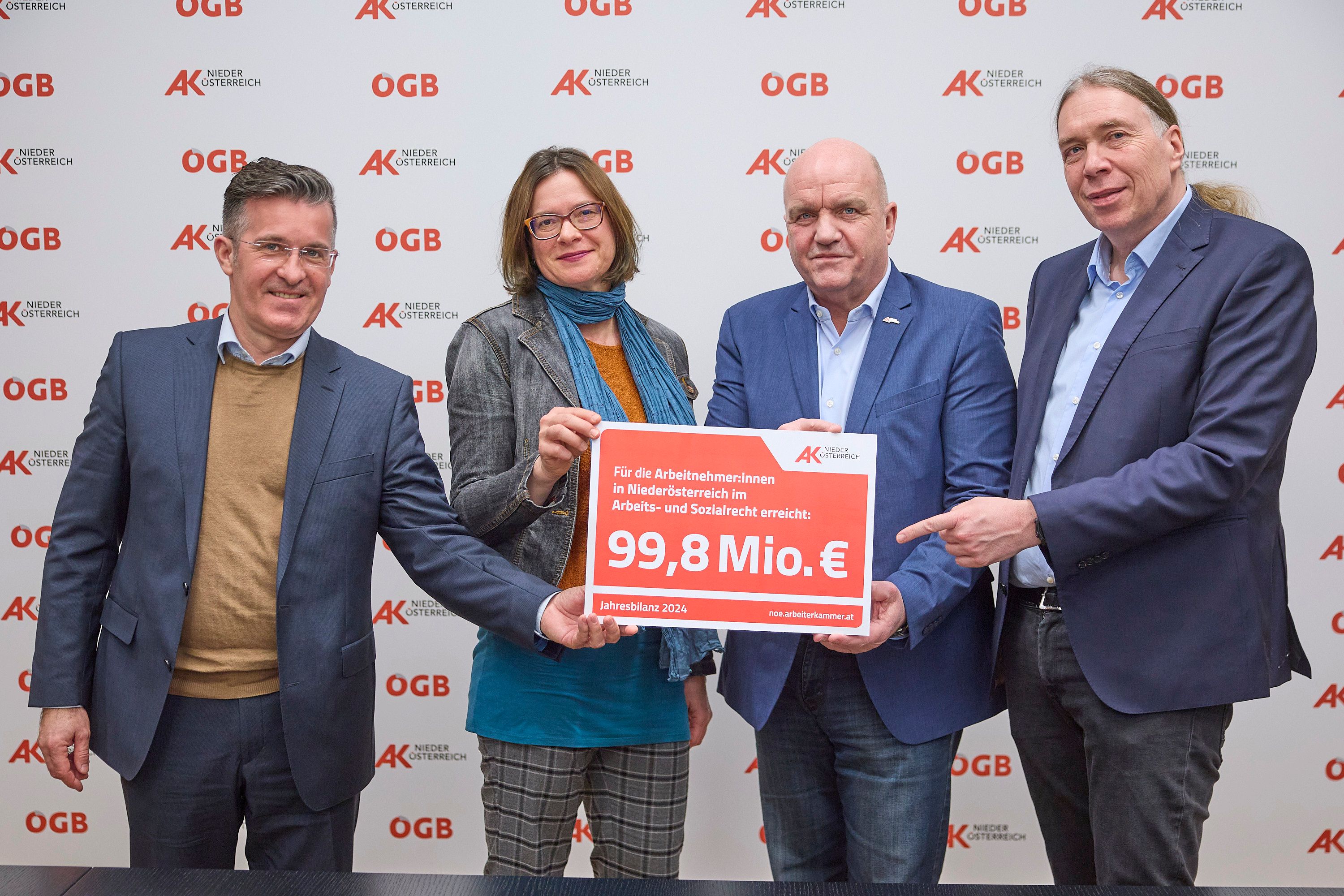 Karl Heigel, Vera Kmenta-Spalofsky, Markus Wieser und Thomas Kaindl freuen sich über den hohen Betrag, der für Arbeitnehmer in Niederösterreich gesichert werden konnte.