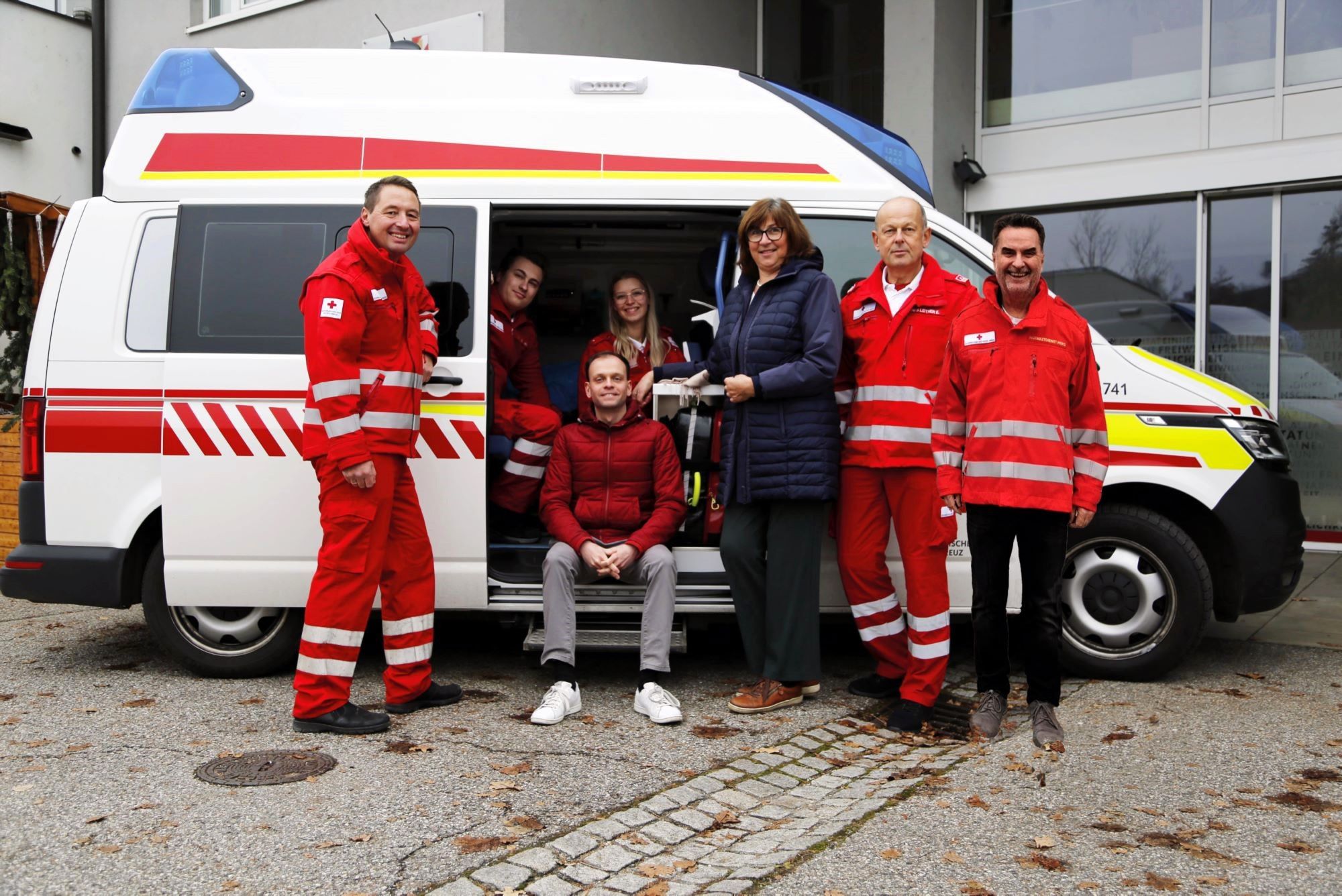 Der überglückliche Patient (Mitte) mit all seinen Rettern