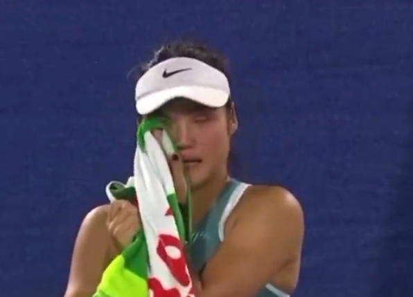 Emma Raducano weinte auf dem Court.