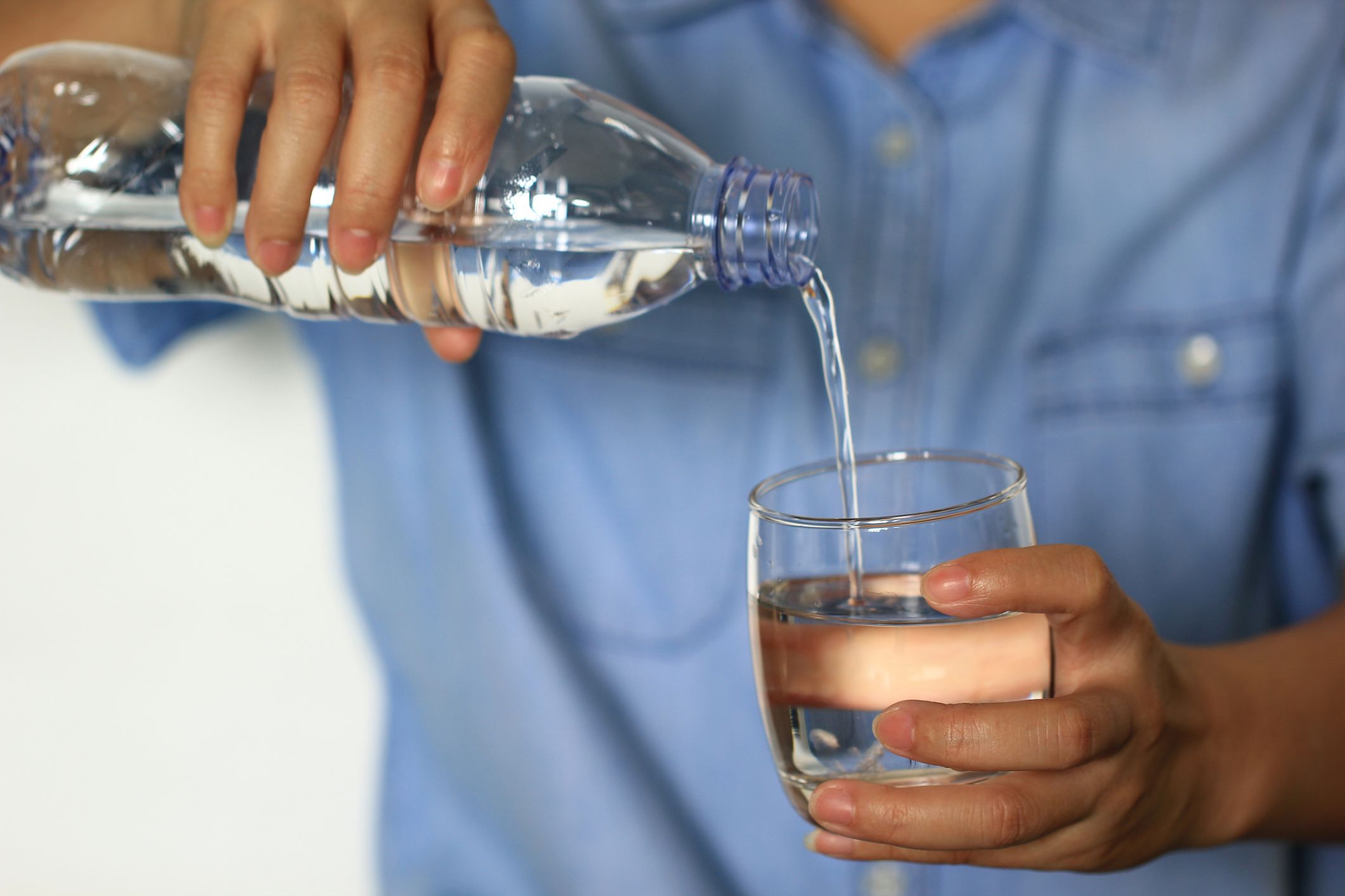 Ein AK-Test rüttelt auf: Bei Mineralwasser ist Vorsicht geboten. (Symbolbild)