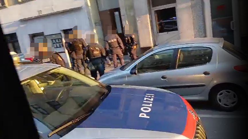 Nach Gewalt in der Privatsphäre wollte ein Mann vor der Polizei fliehen – und stürzte metertief.