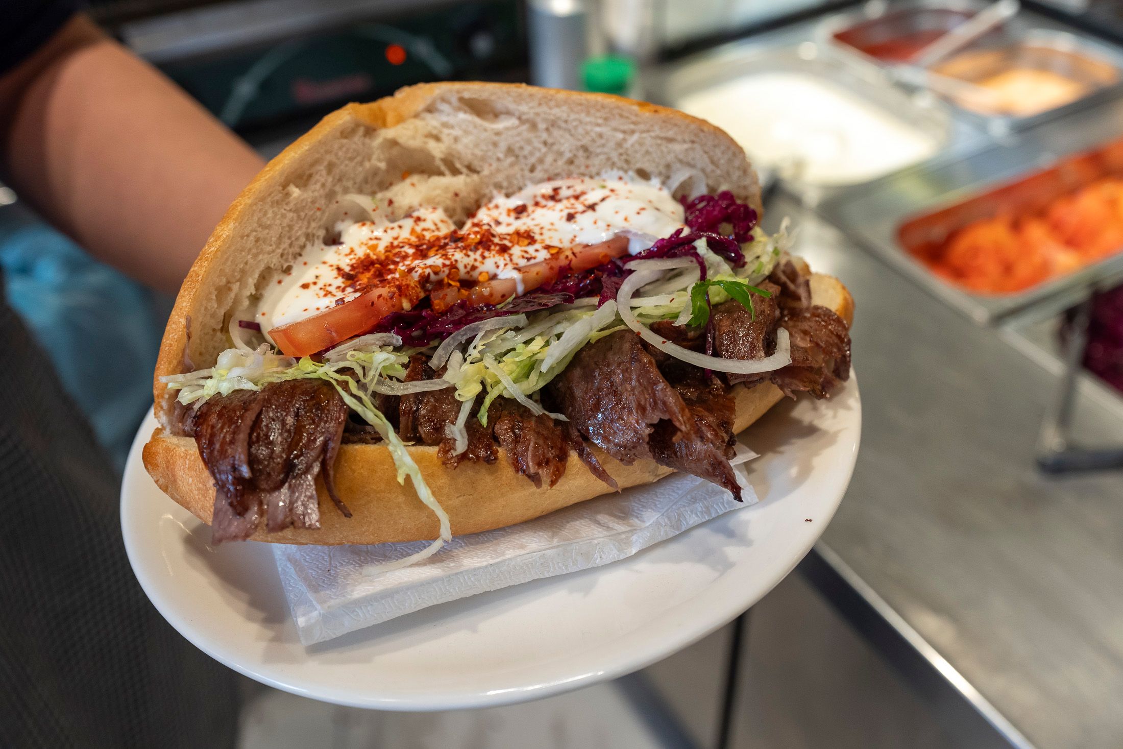 Der Döner ist besser als sein Ruf. Während eine Salami-Pizza gerne mal 1.200 Kalorien hat, bleibt er unter 600 Kalorien.