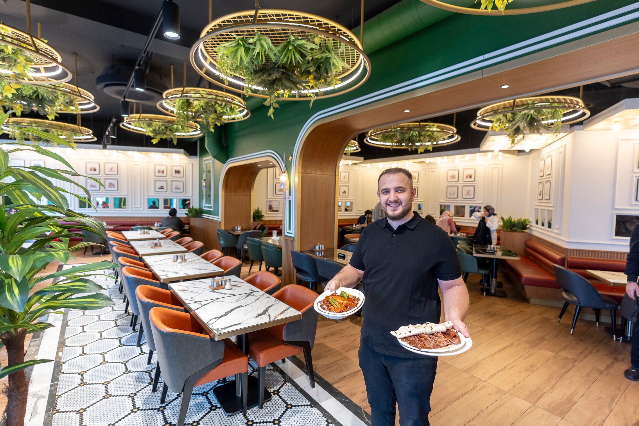 Mehmet Ünal, der Sohn von Chef Kemal Ünal, mit den beliebten Speisen.