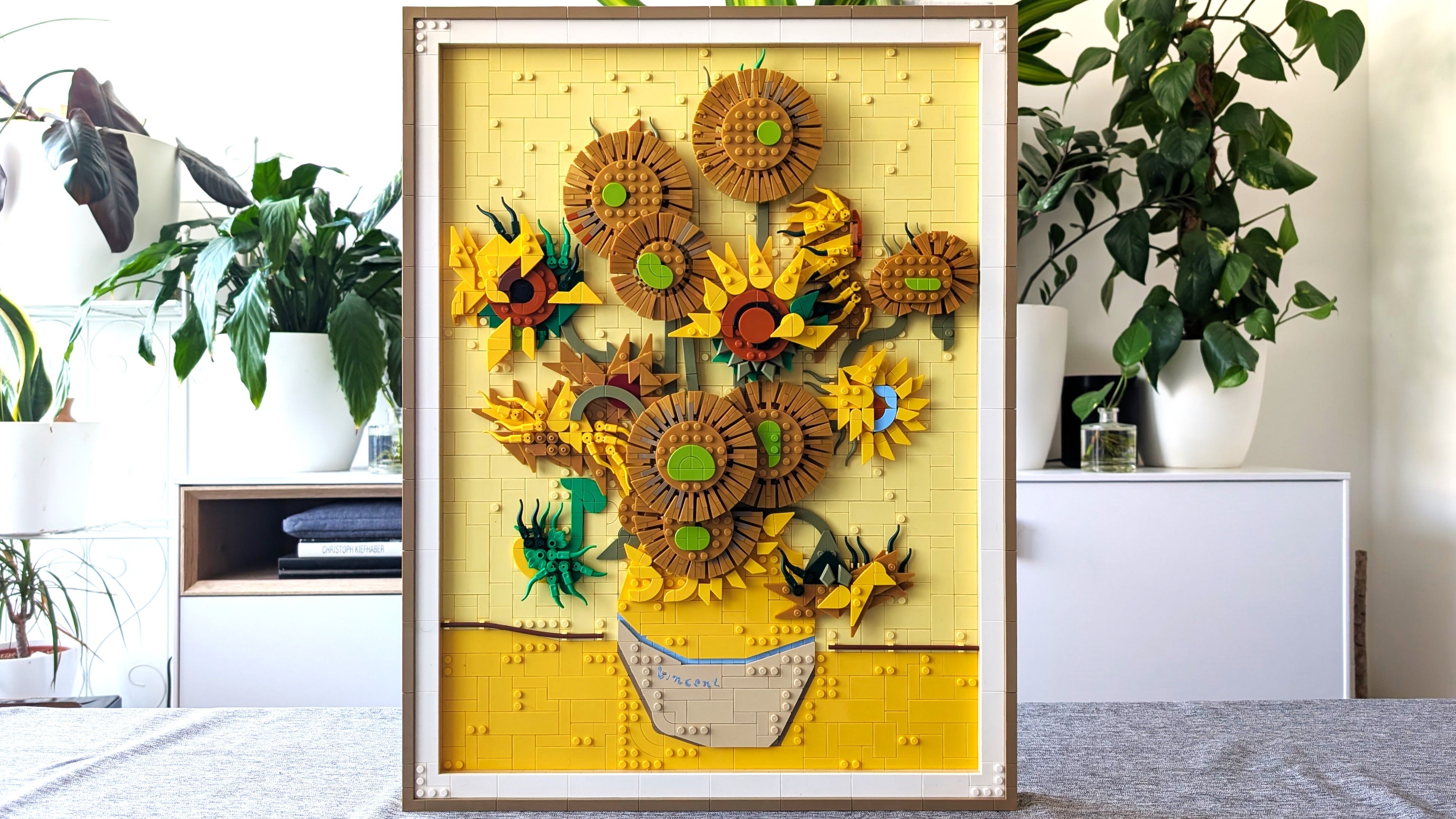 Die lebendigen Farben und die detailreiche Gestaltung machen LEGO Vincent van Gogh – Sonnenblumen zu einem Blickfang.