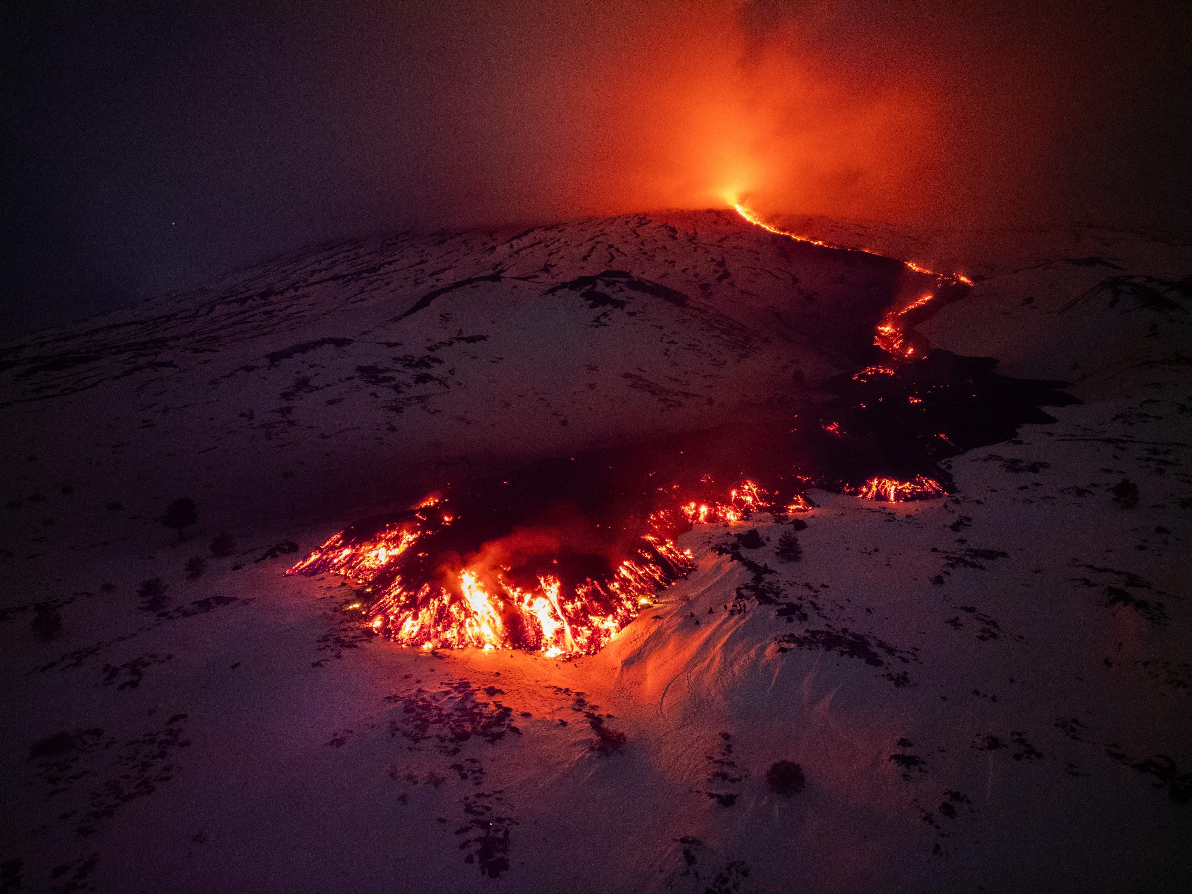 Trotz der Warnung kommen tausende Touristen zum Ätna, um die Eruption zu beobachten.