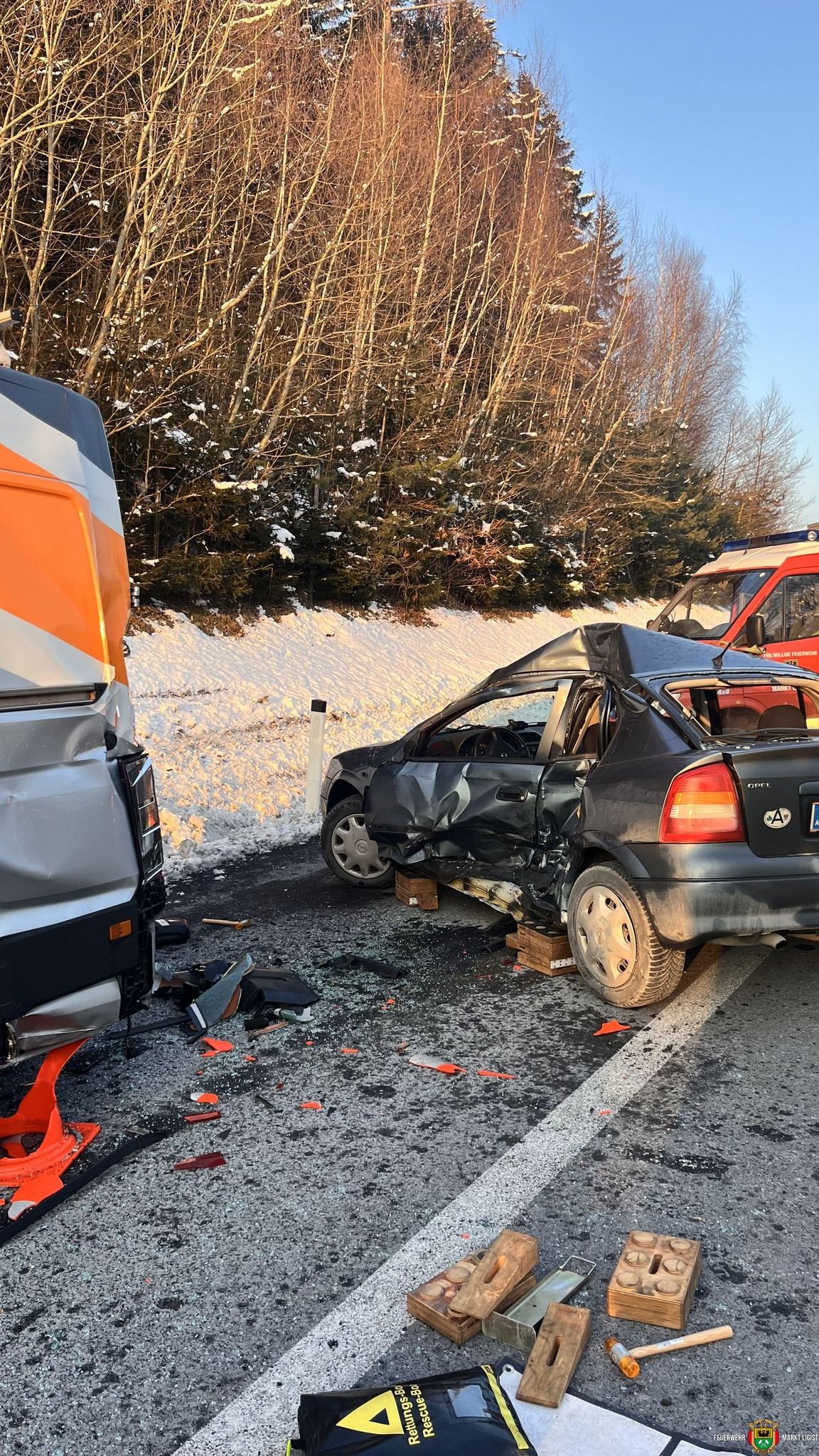 Die Feuerwehr musste den Lenker aus dem Wrack befreien.