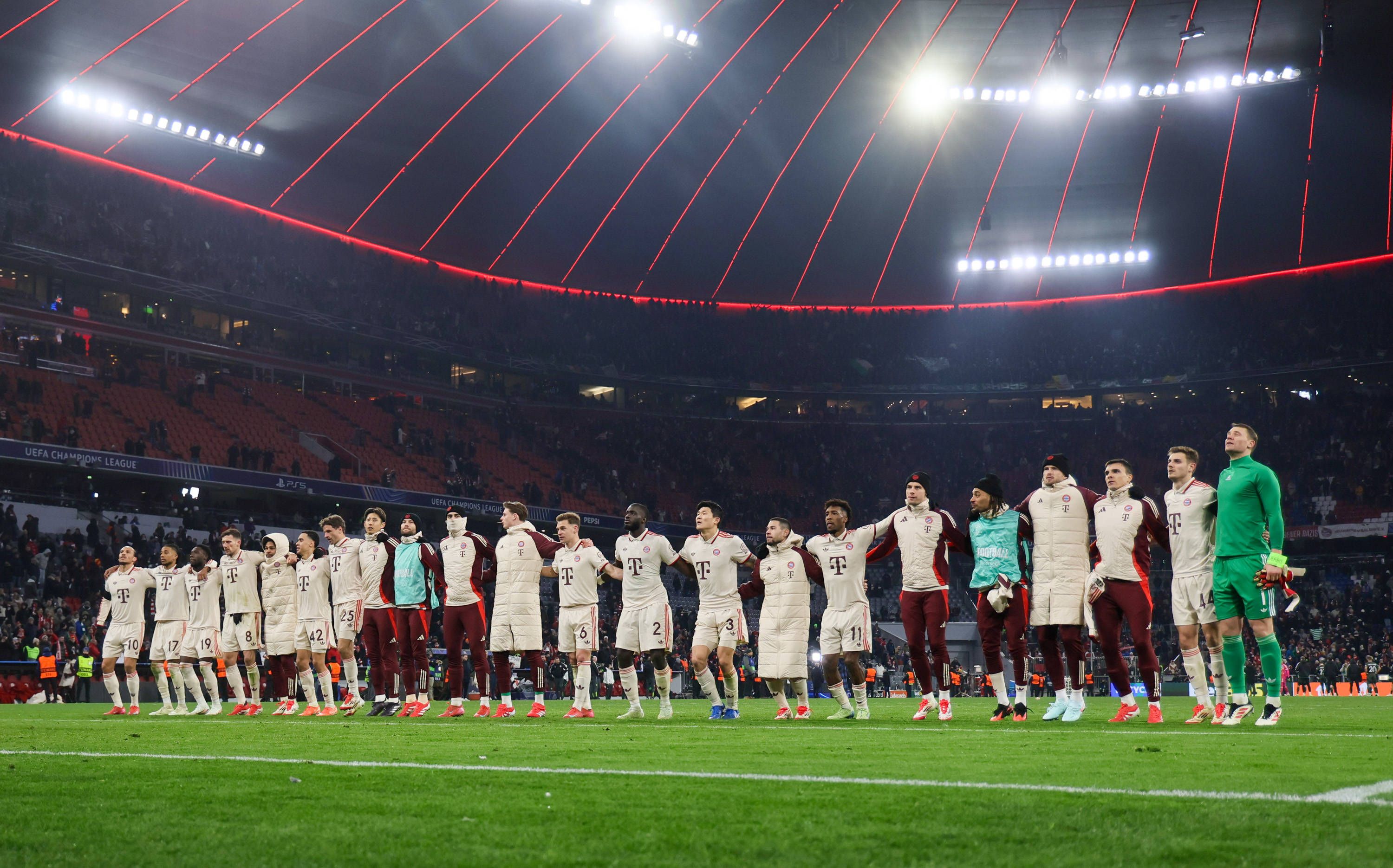 Die Bayern bejubelten den knappen Aufstieg gegen Celtic Glasgow. 