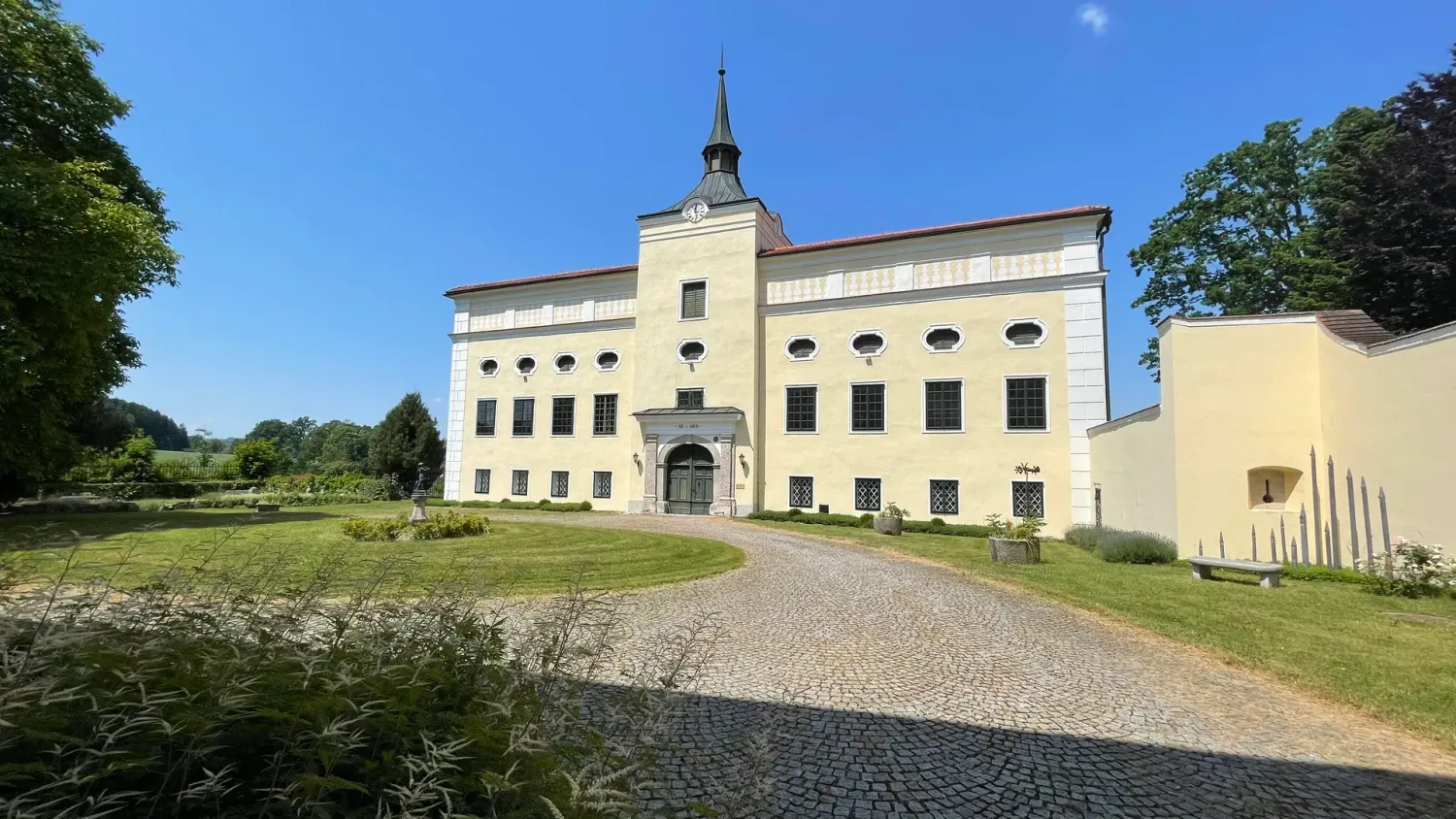 Das Schloss befindet sich auf einem Grundstück mit über 42.000 Quadratmetern.