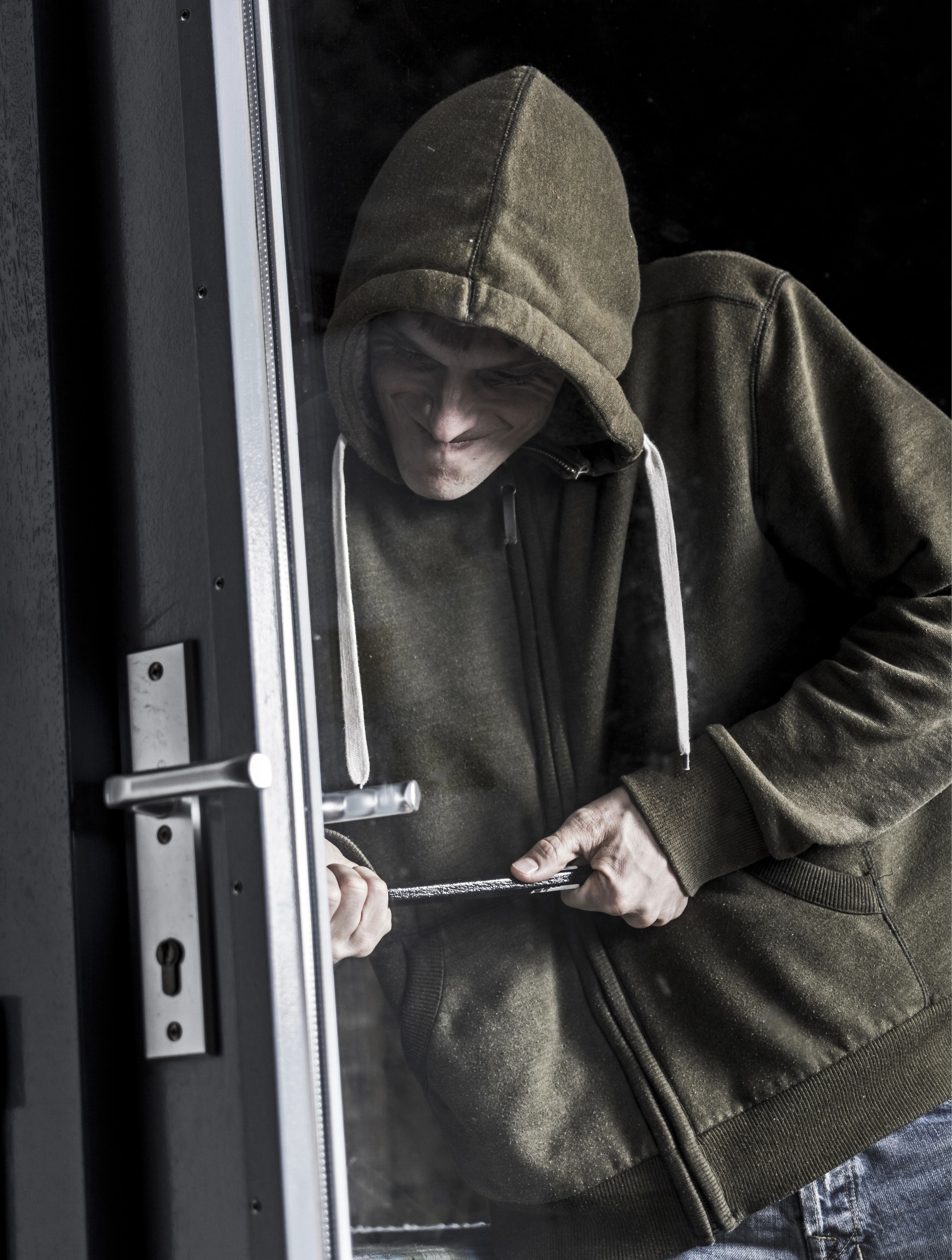 Die Männer verschafften sich über eine aufgehebelte Tür Zutritt (Symbolbild).