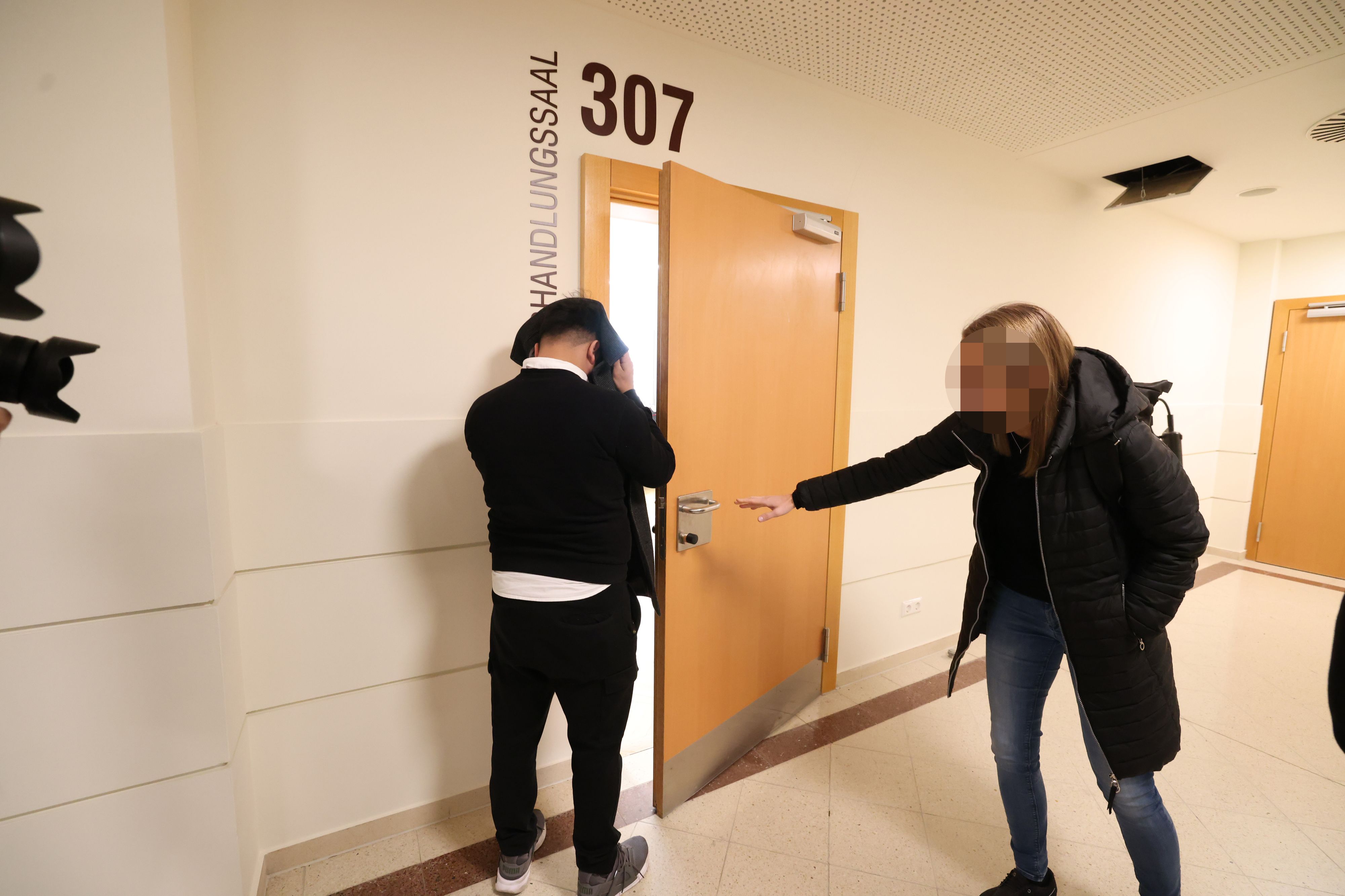 Der verurteilte 33-Jährige verbirgt sein Gesicht, bevor er den Verhandlungssaal betritt.