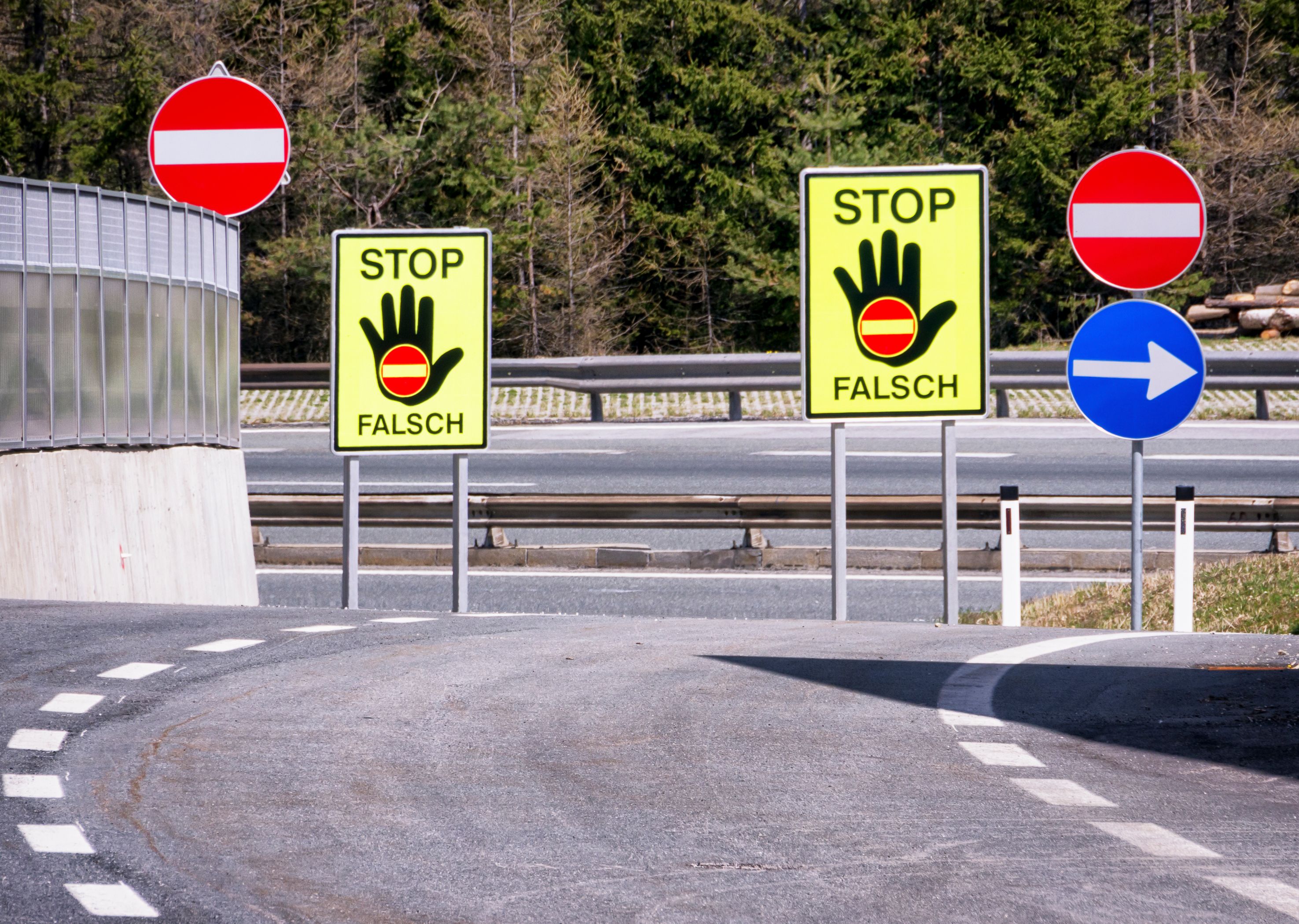 Trotz ausführlicher Beschilderung kommt es vor allem in den späten Abendstunden häufig zu Geisterfahrern. (Symbolbild)