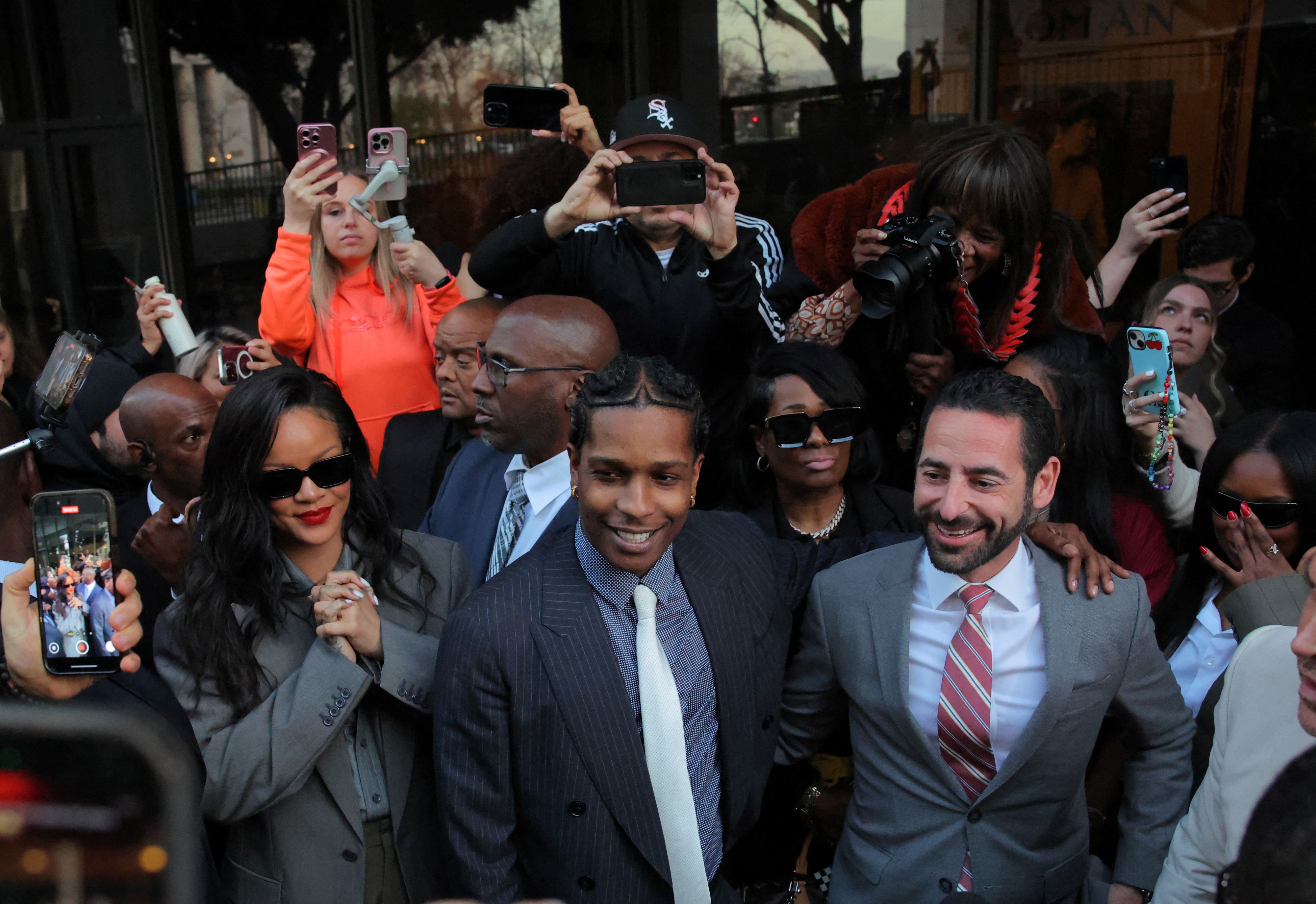 A$AP Rocky und Rihanna beim Verlassen des Gerichts, nachdem der Rapper in seinem Prozess wegen schwerer Körperverletzung freigesprochen wurde.