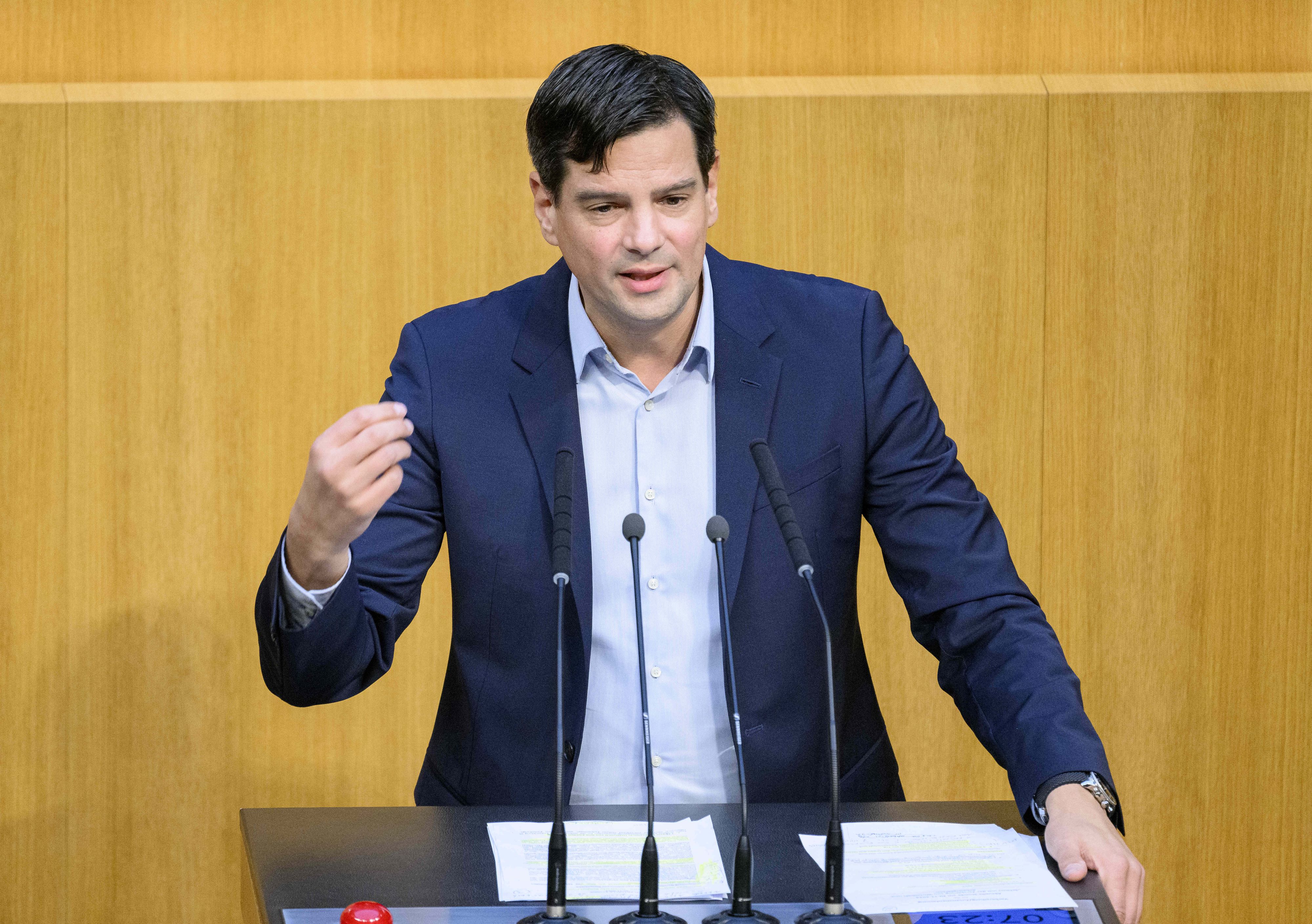 FPÖ-Landesrat Hannes Amesbauer will schärfere Kontrollen in steirischen Asylheimen.