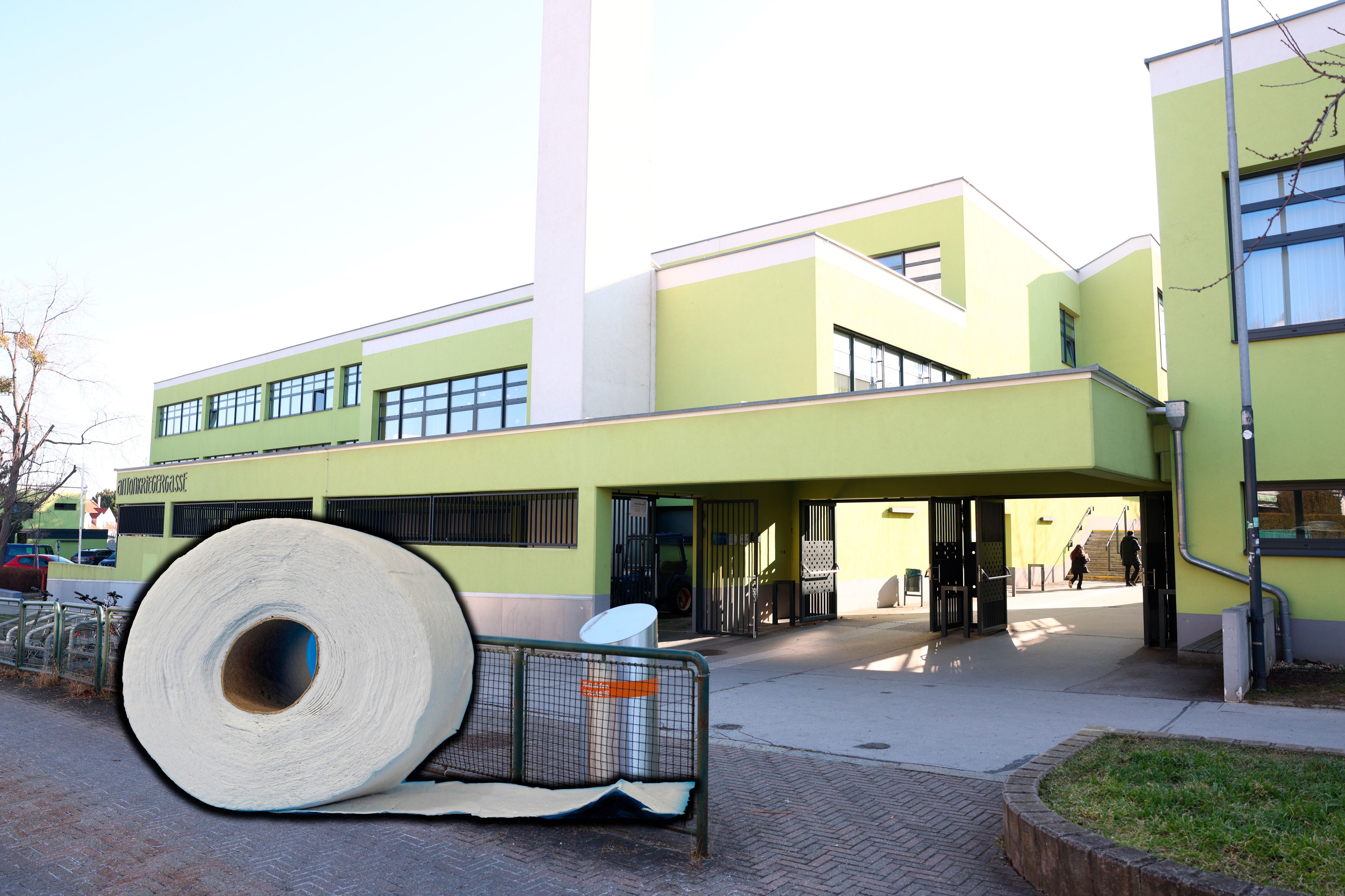 In dieser Schule ist der Klopapier-Notstand ausgerufen worden. 