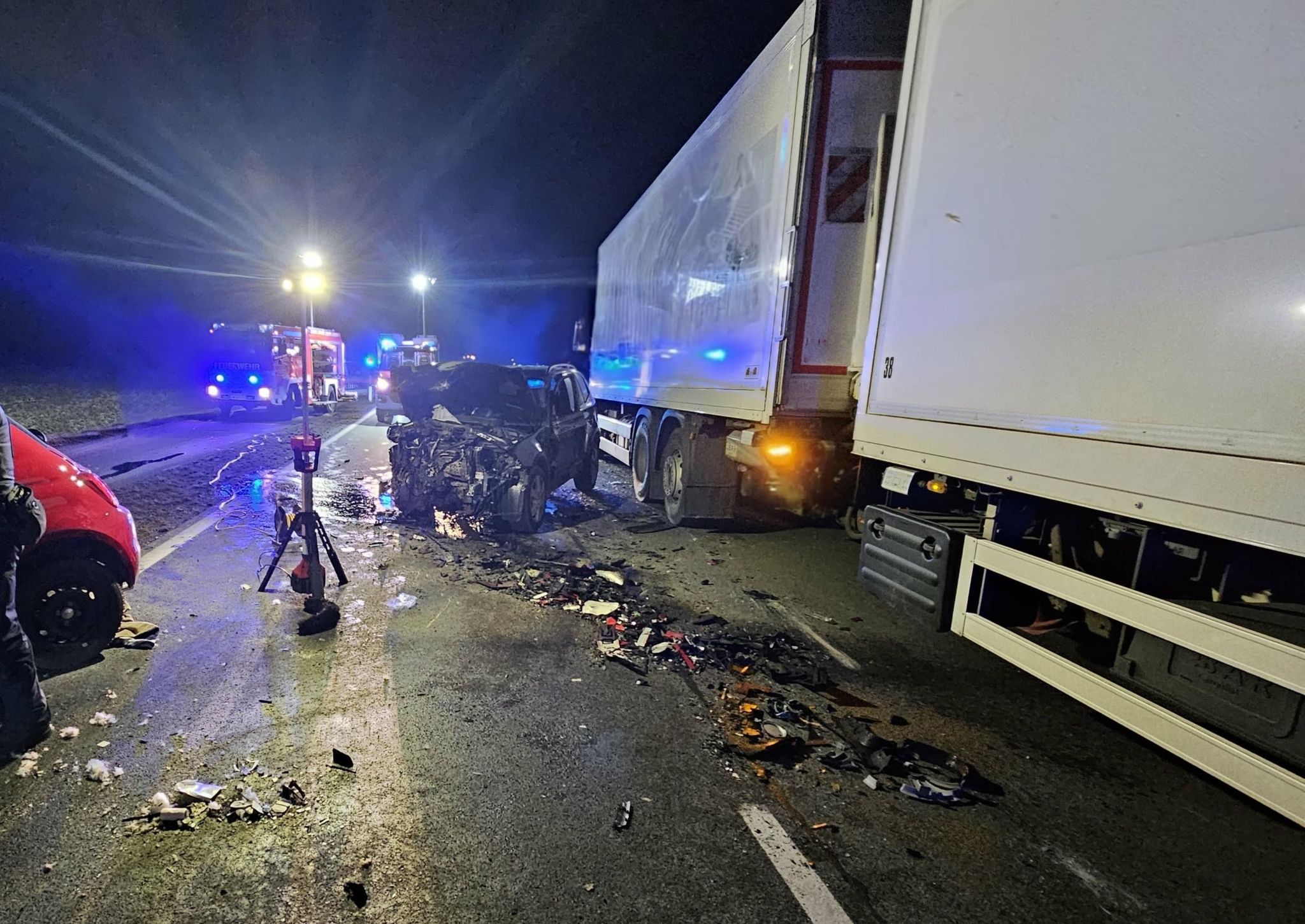 Bei dem Unfall wurden zwei Personen schwer verletzt.