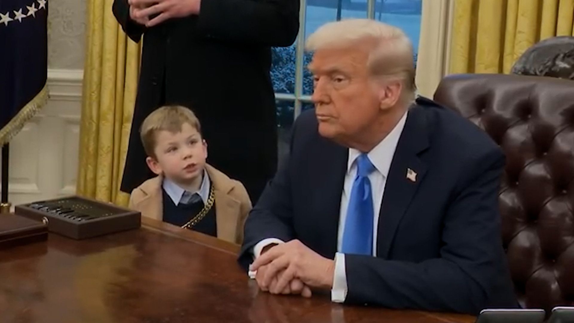 Weltweit diskutieren Social-Media-Nutzerinnen und -Nutzer darüber, was Elon Musks Sohn X hier Donald Trump gesagt hat.