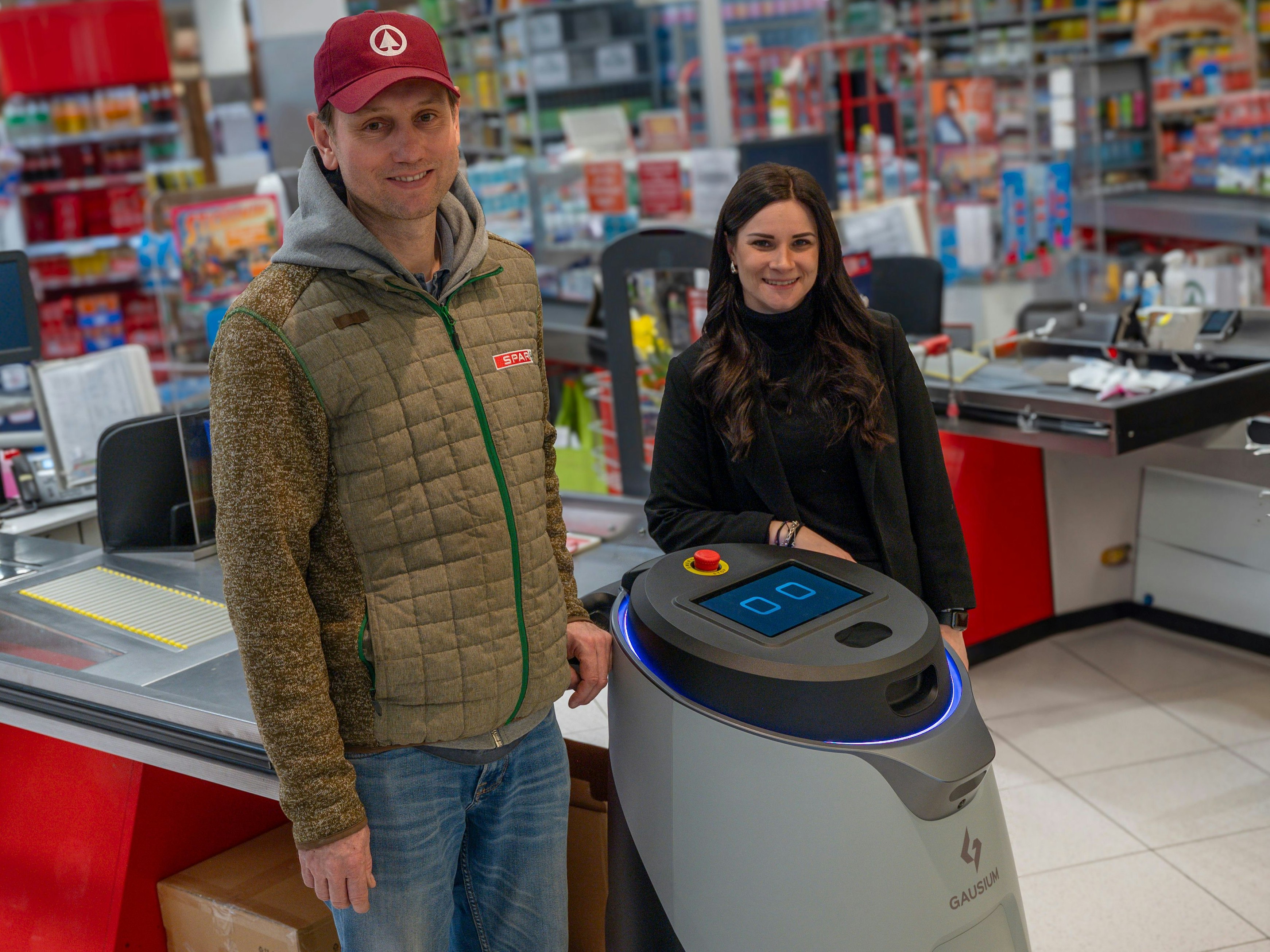 Franz Unfried, Geschäftsführer von Eurospar Korneuburg, ist mit seinem neuen "Mitarbeiter" sehr zufrieden.