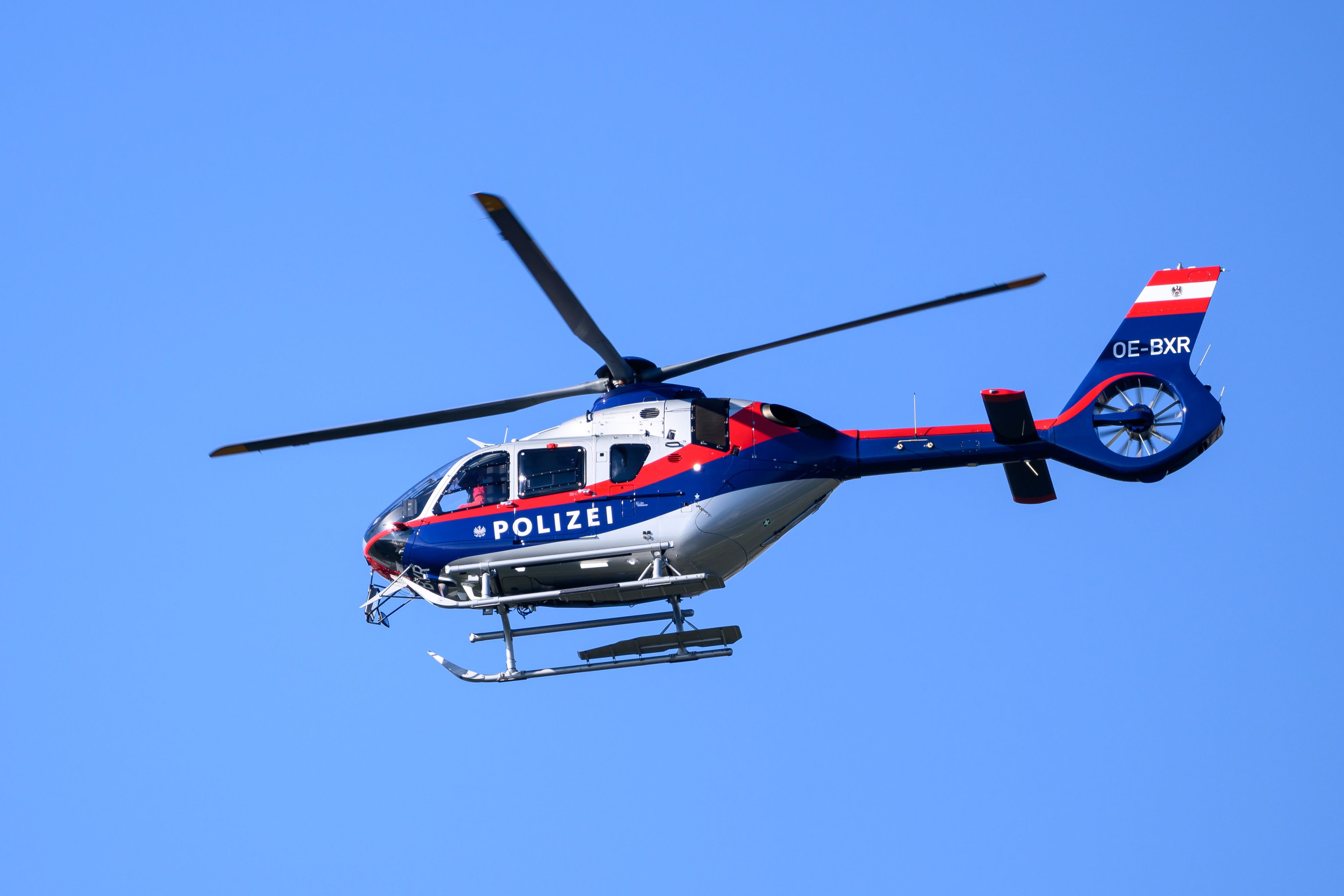 Ein Polizeihubschrauber konnte den flüchtigen Tatverdächtigen lokalisieren. (Symbolbild)