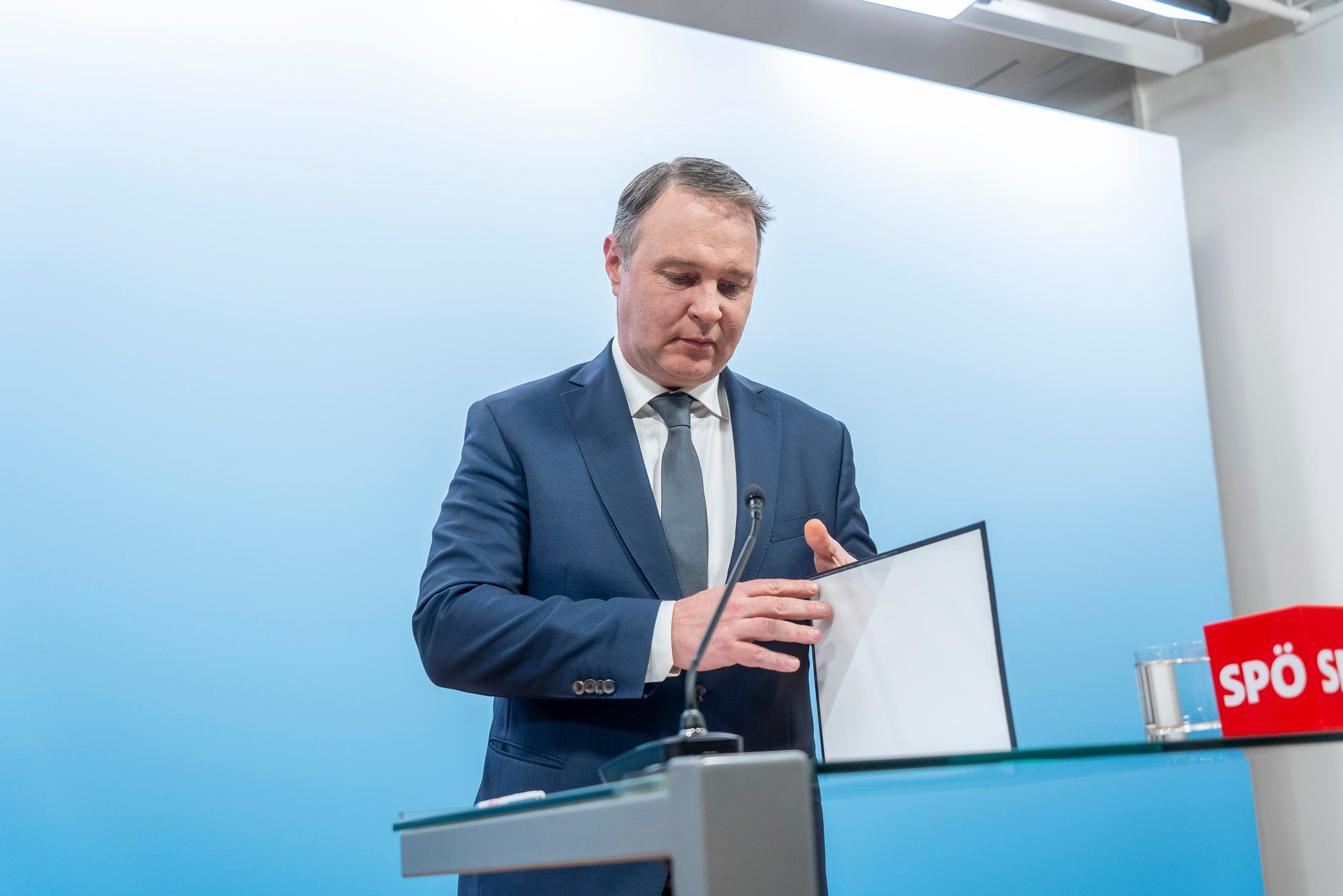 Versprochen, nicht gehalten: SPÖ-Chef Andreas Babler muss seinen Pensionistenvertretern nun einen Sparkurs erklären.