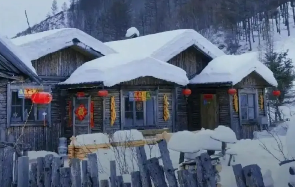 Täuschend echt - doch statt Schnee lag weißer Schaum und Baumwolle auf den Dächern.