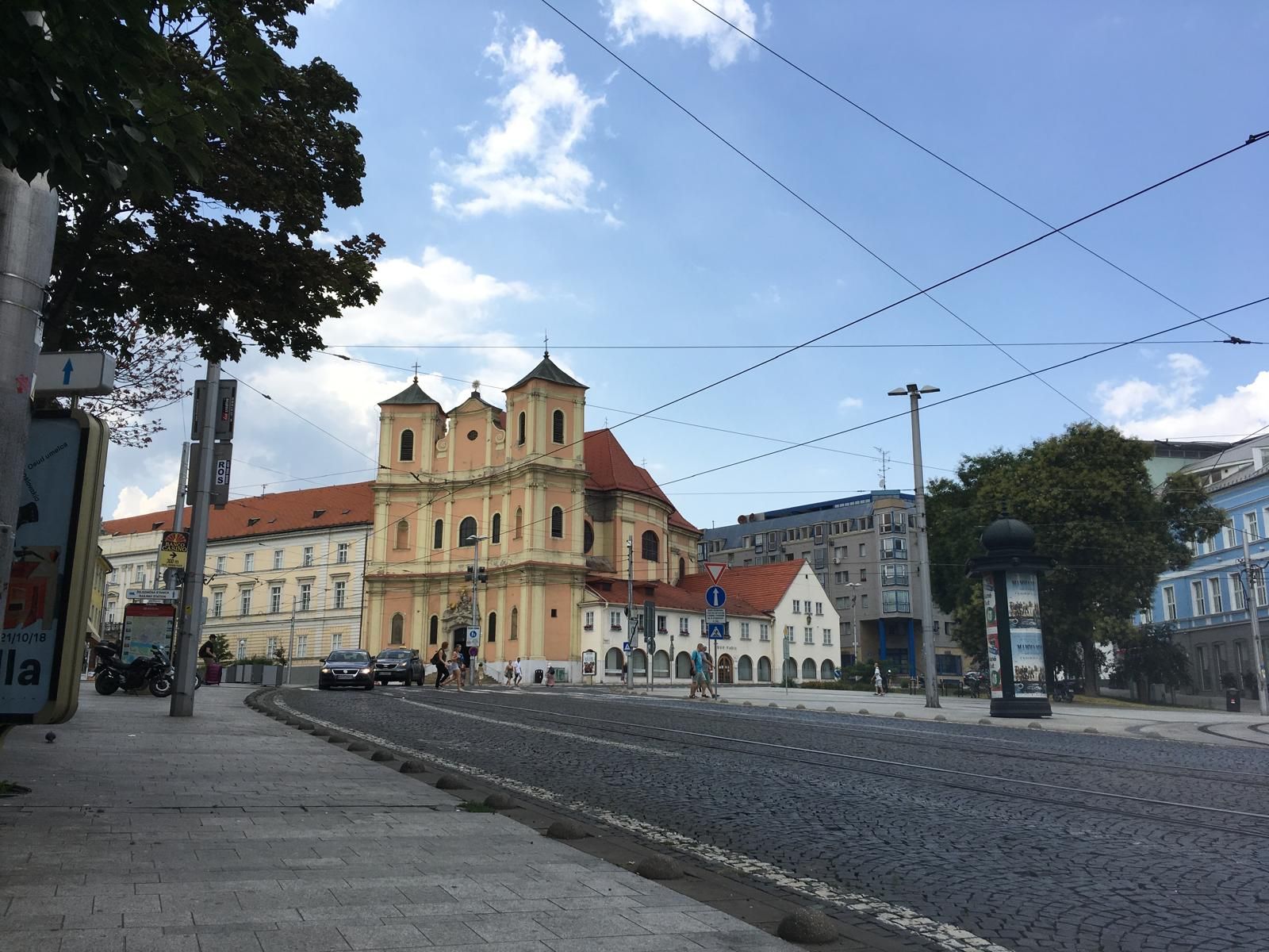 In den Straßen Bratislavas hängt derzeit ein komischer Geruch. 